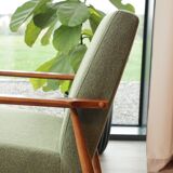 Fauteuil vintage en boucle vert sauge, design milieu de siècle, fauteuil en bois