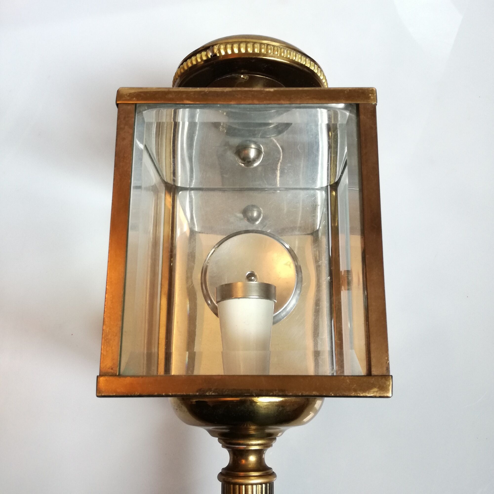 Brass and beveled glass lantern-like wall lamps in brass and beveled glass