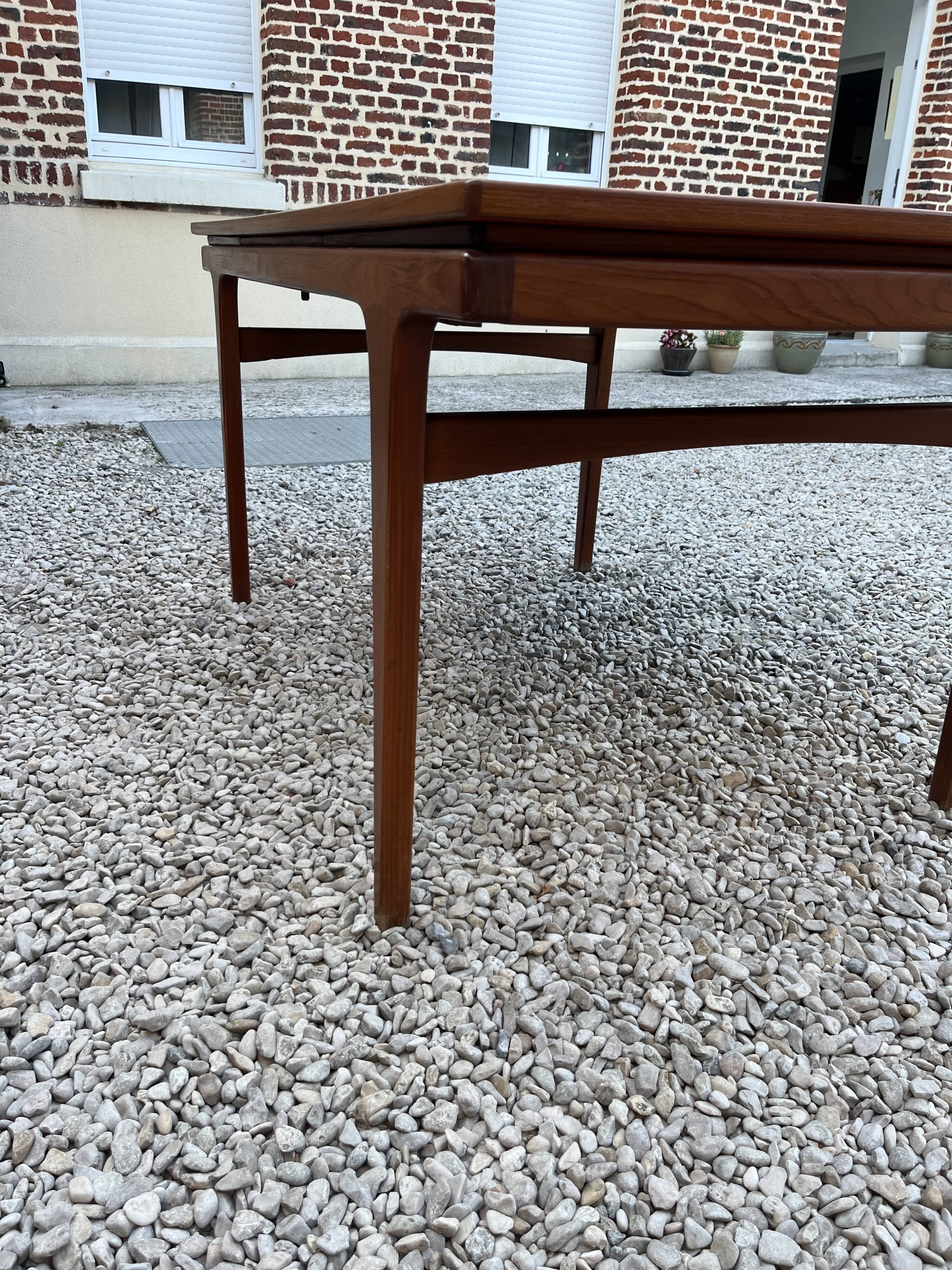 Table de repas scandinave en teck