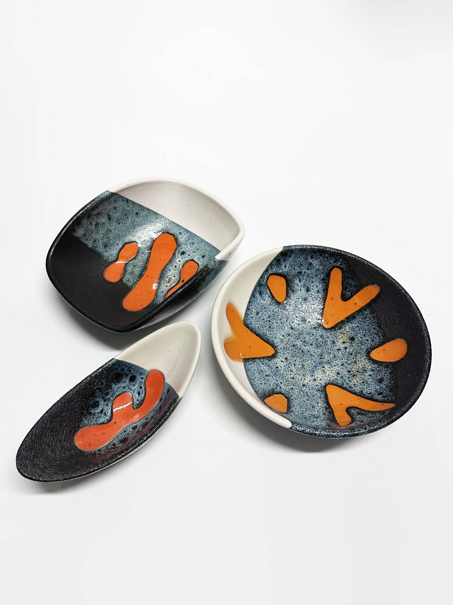 Rare set of three Elchinger Atelier ceramic bowls. France, 1950.