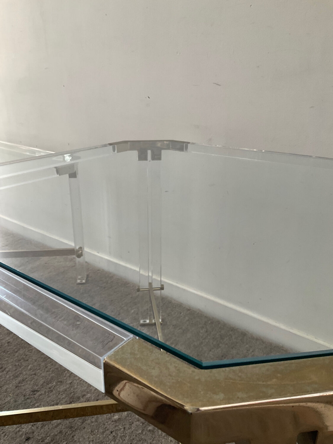 Vintage coffee table in lucite and brass 60s-70s