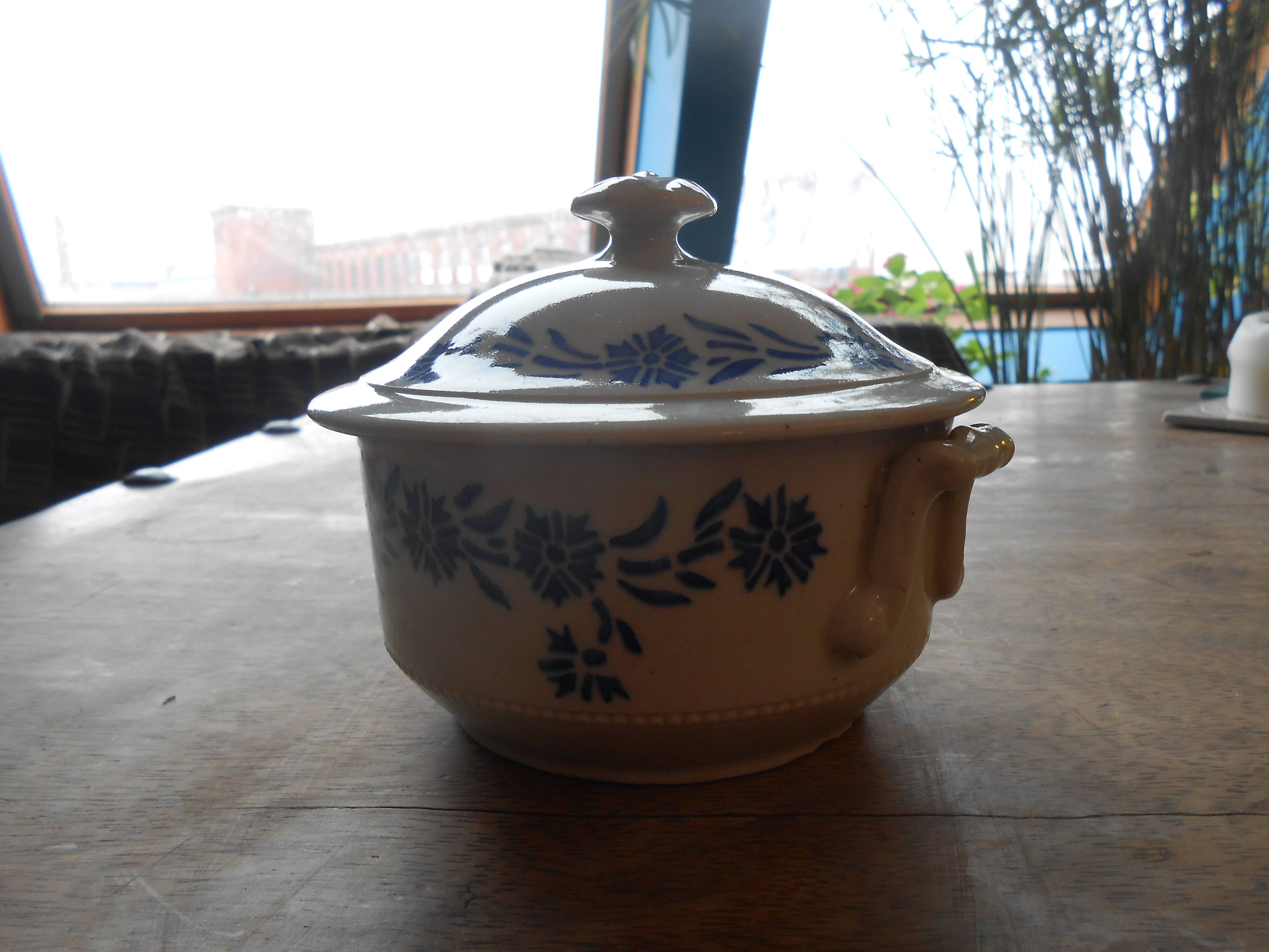 Saint Uze ceramic pot