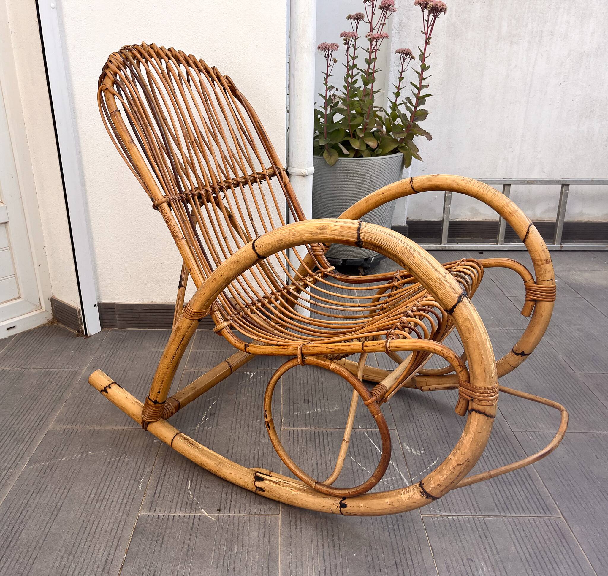 Fauteuil à bascule rocking- chair en rotin vintage adulte
