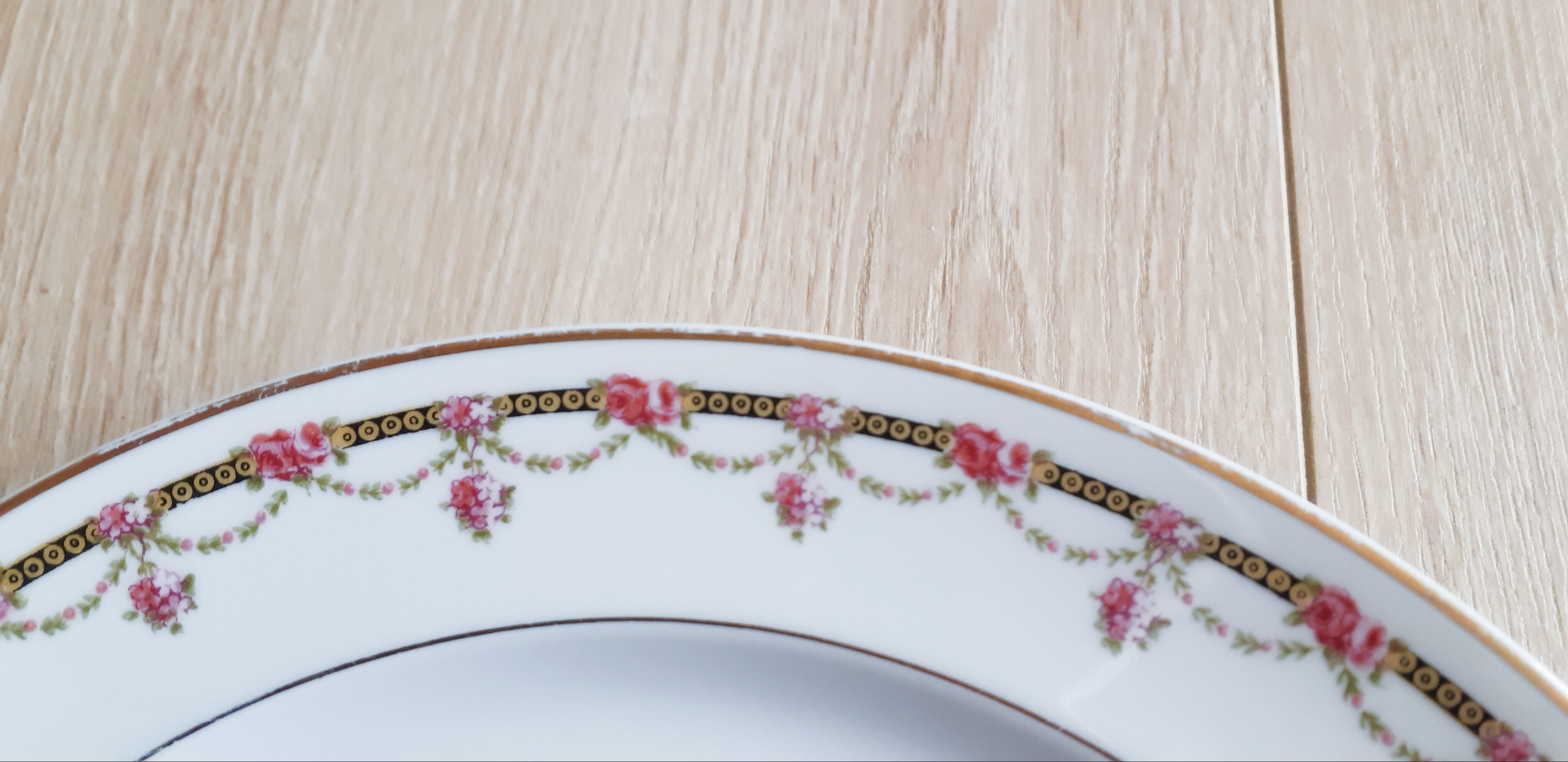 Flat plates (6) in Limoges porcelain
