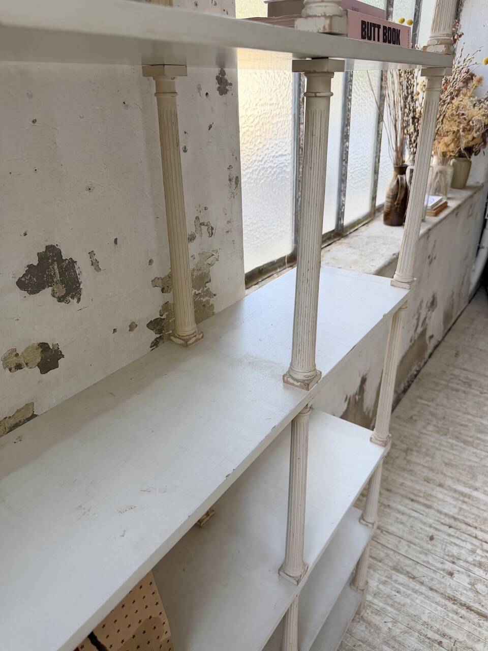 Bibliothèque, étagère XL Napoléon en bois patiné blanc