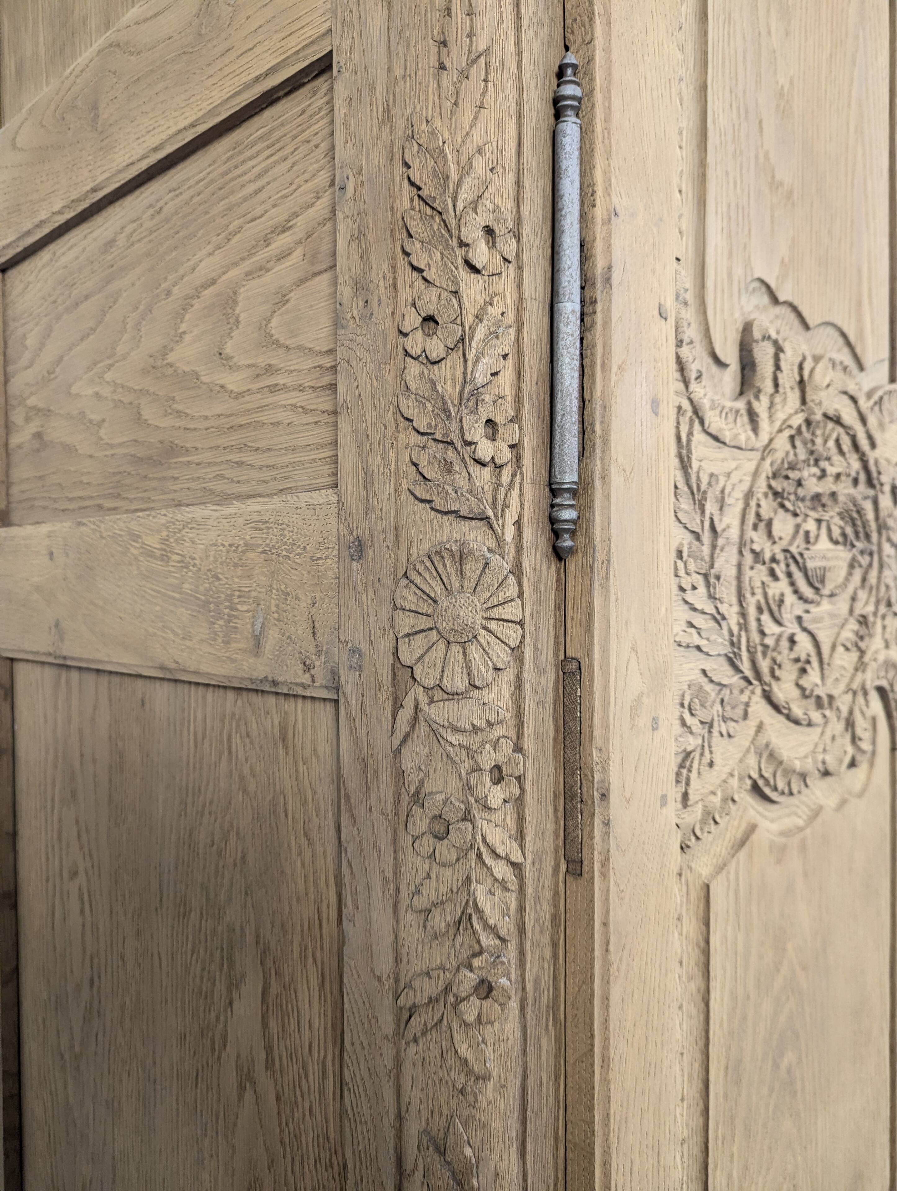 Armoire normande décapée richement sculptée