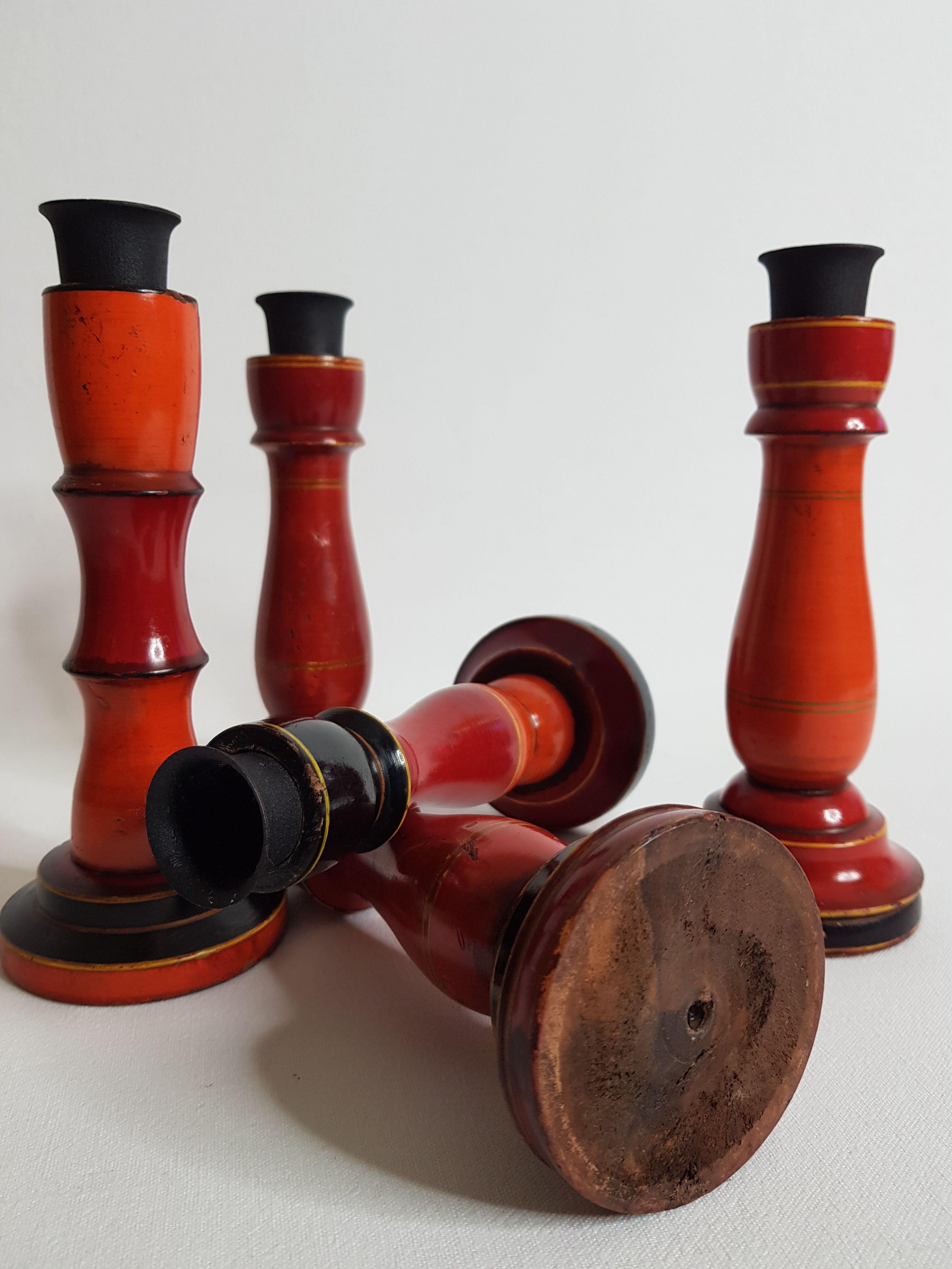 Set of five wooden candlesticks turned in the colors of "Pompeï"