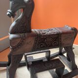 Cheval à bascule en bois sculpté ancien