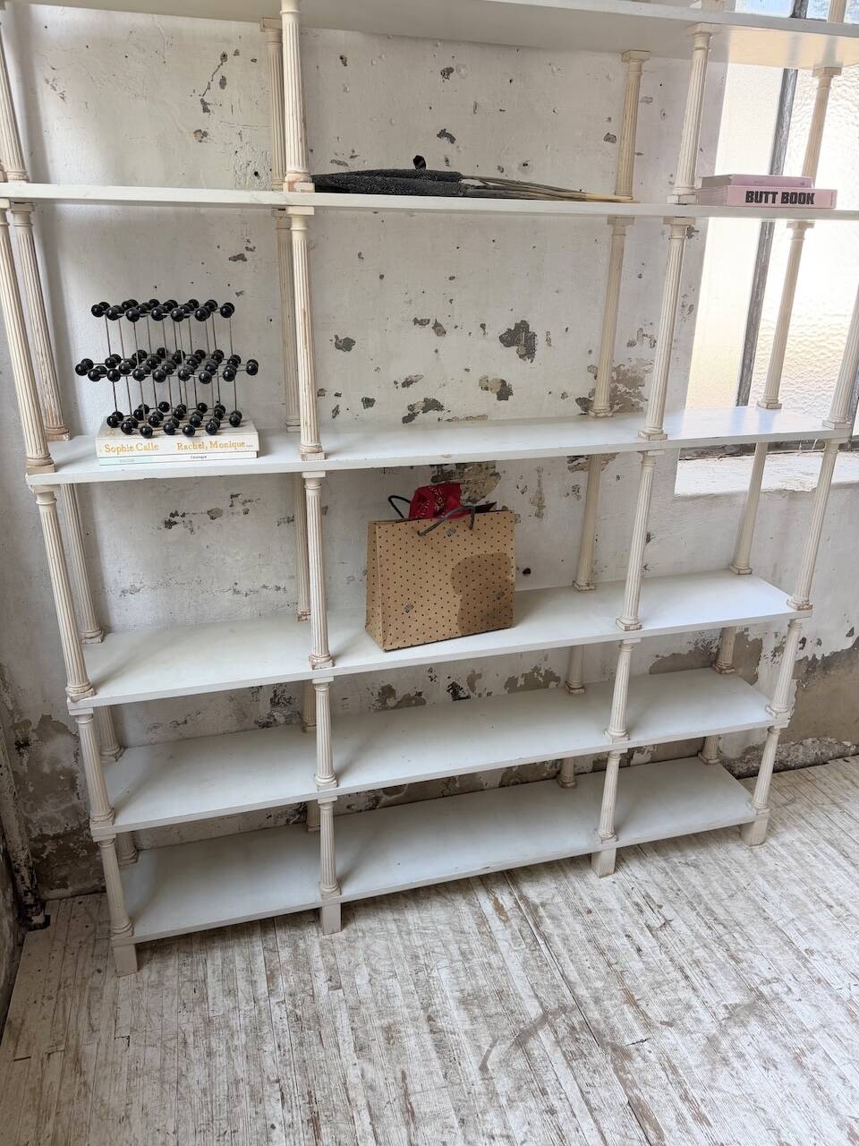 Bibliothèque, étagère XL Napoléon en bois patiné blanc