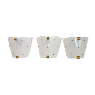 Lot de 3 appliques murales laiton et plexiglass Rockabilly. Année 50