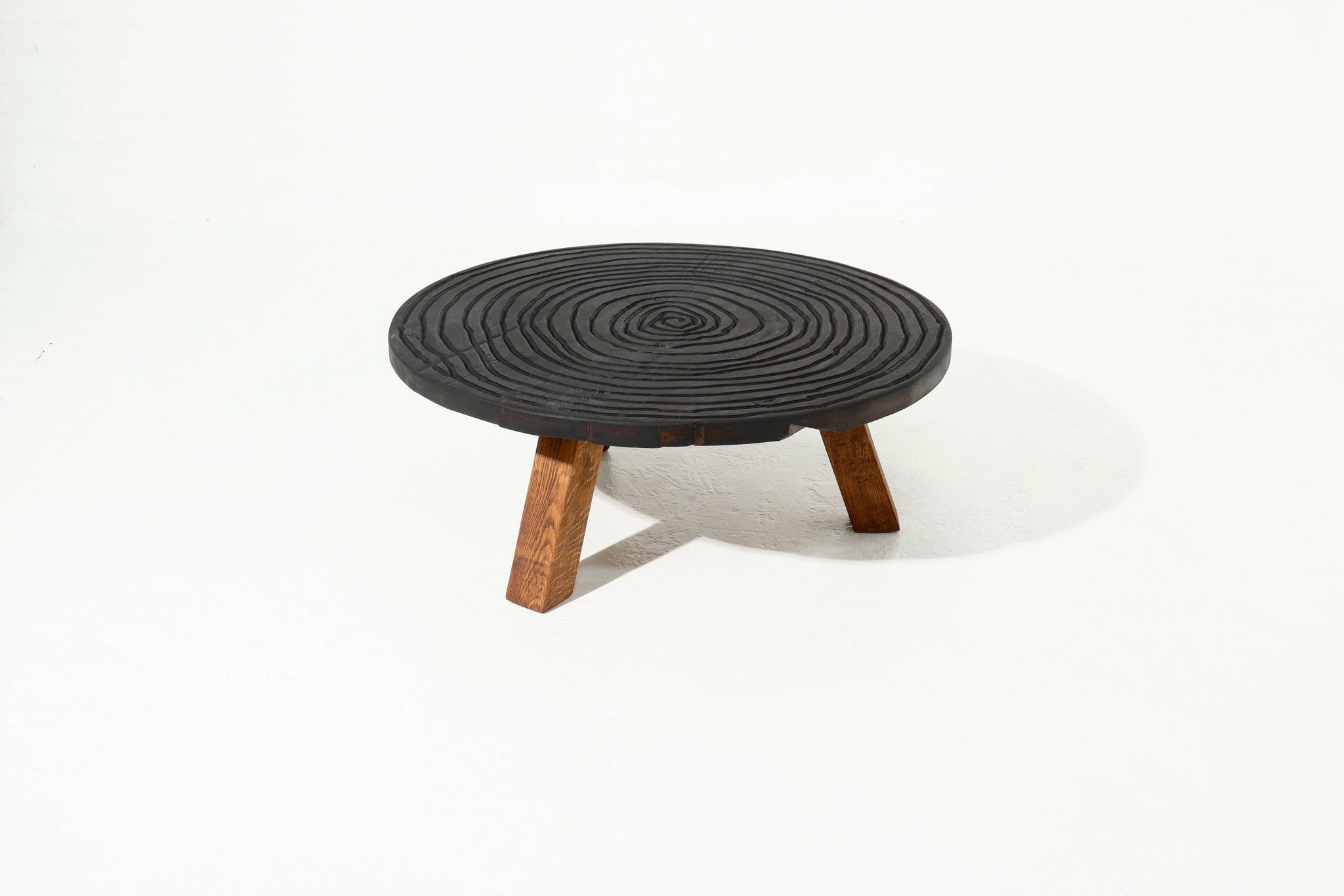 Table basse ronde tripode artisanale en chêne massif des années 1960