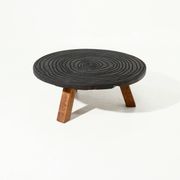 Table basse ronde tripode artisanale en chêne massif des années 1960