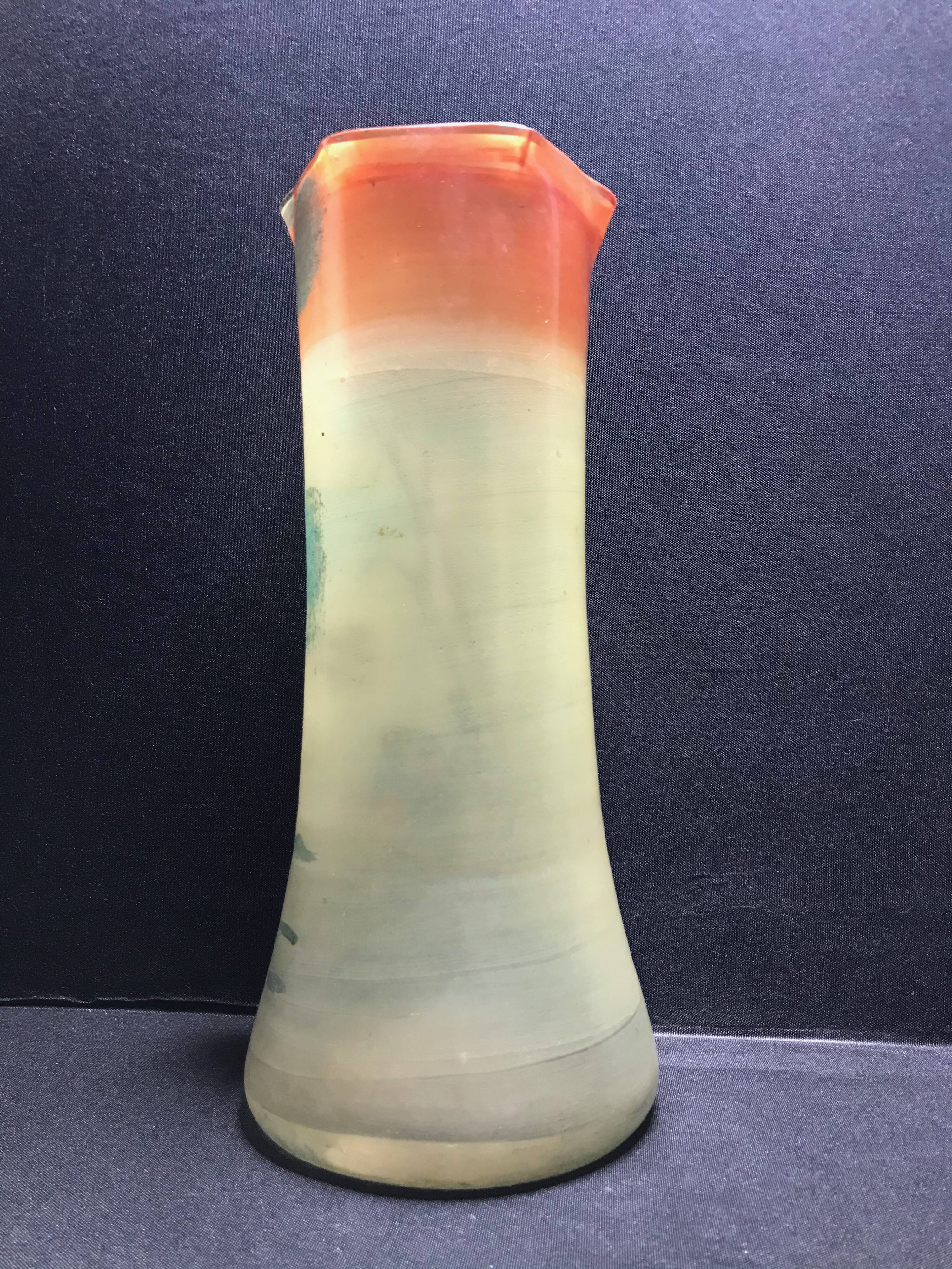1435 Discreet brand with heel to decipher vase