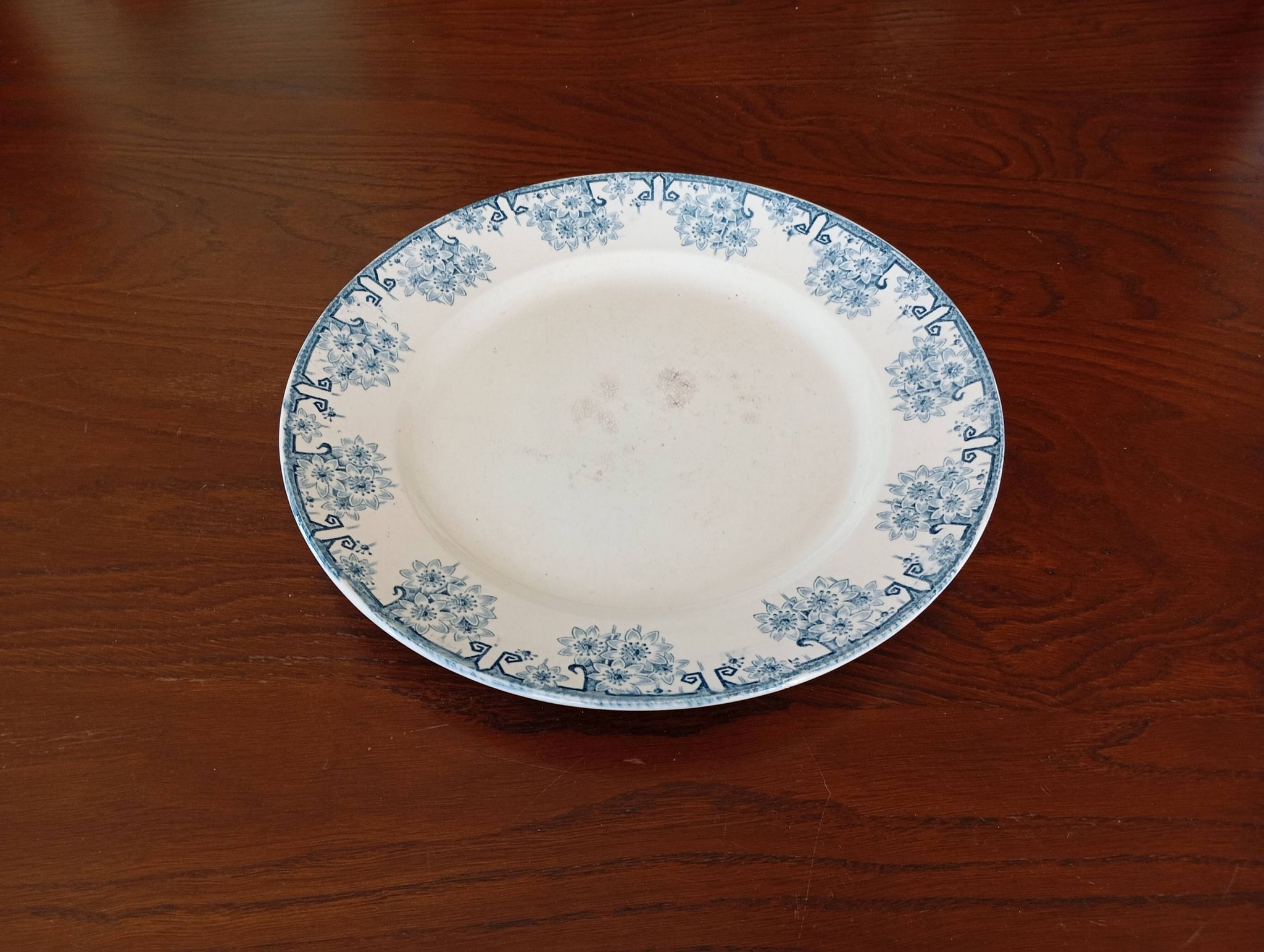 Plat à gâteau en terre de fer Longwy "Marguerites"