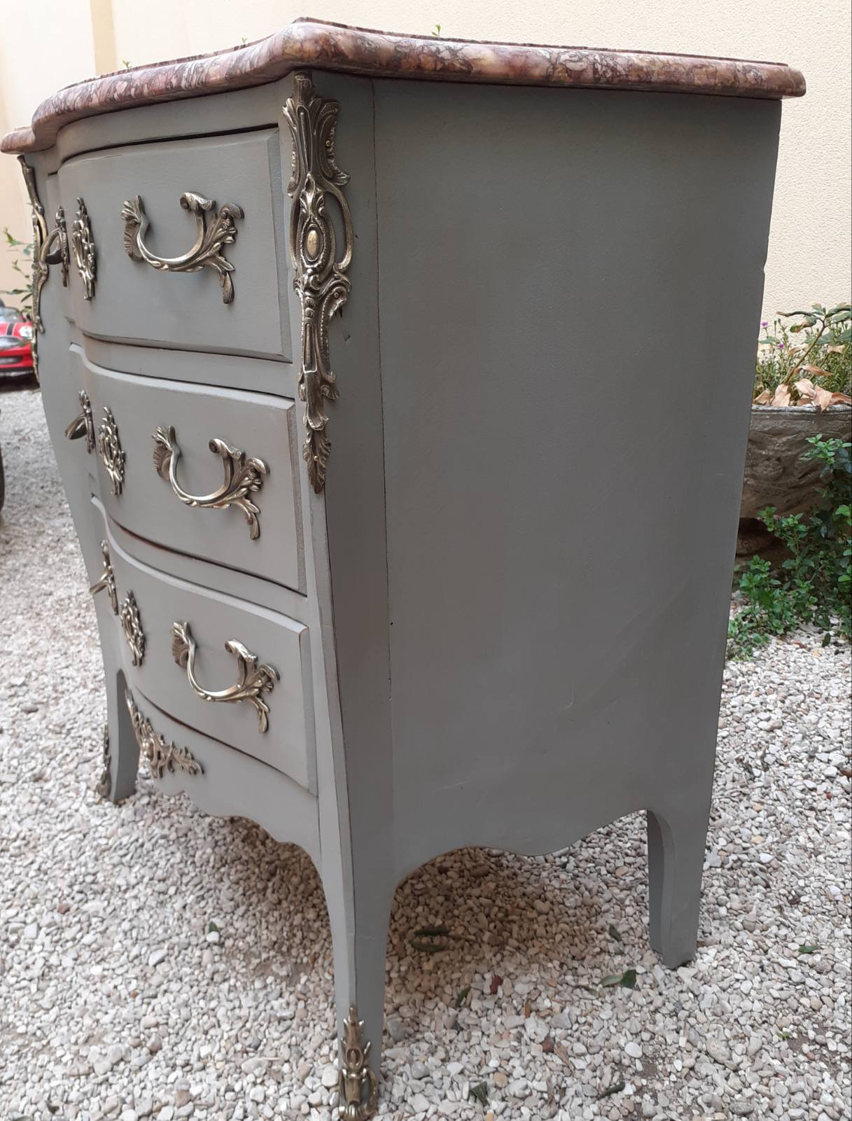 Commode de style Louis XV, peinte