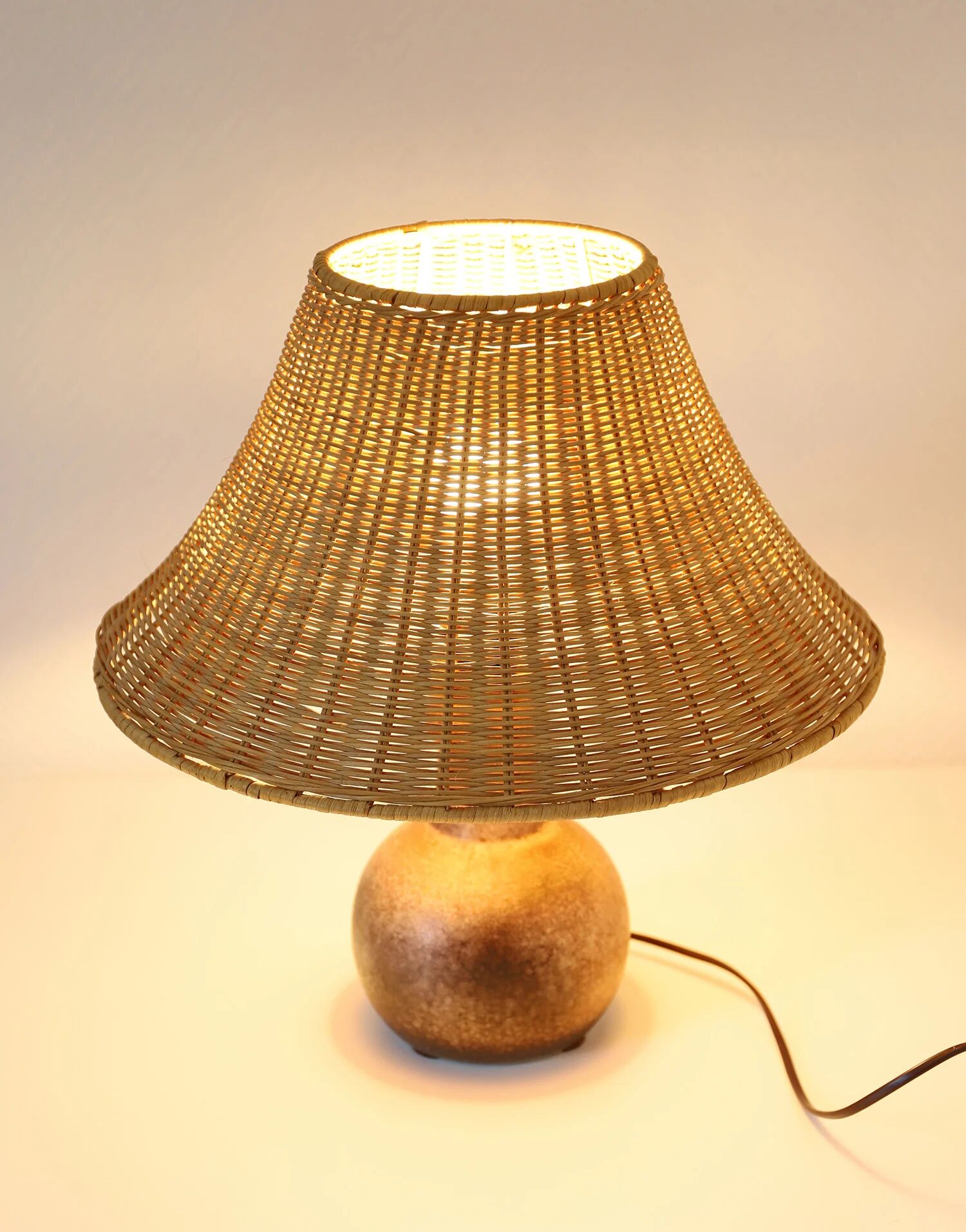 Table lamp – Vintage 60s ceramic and rattan shade