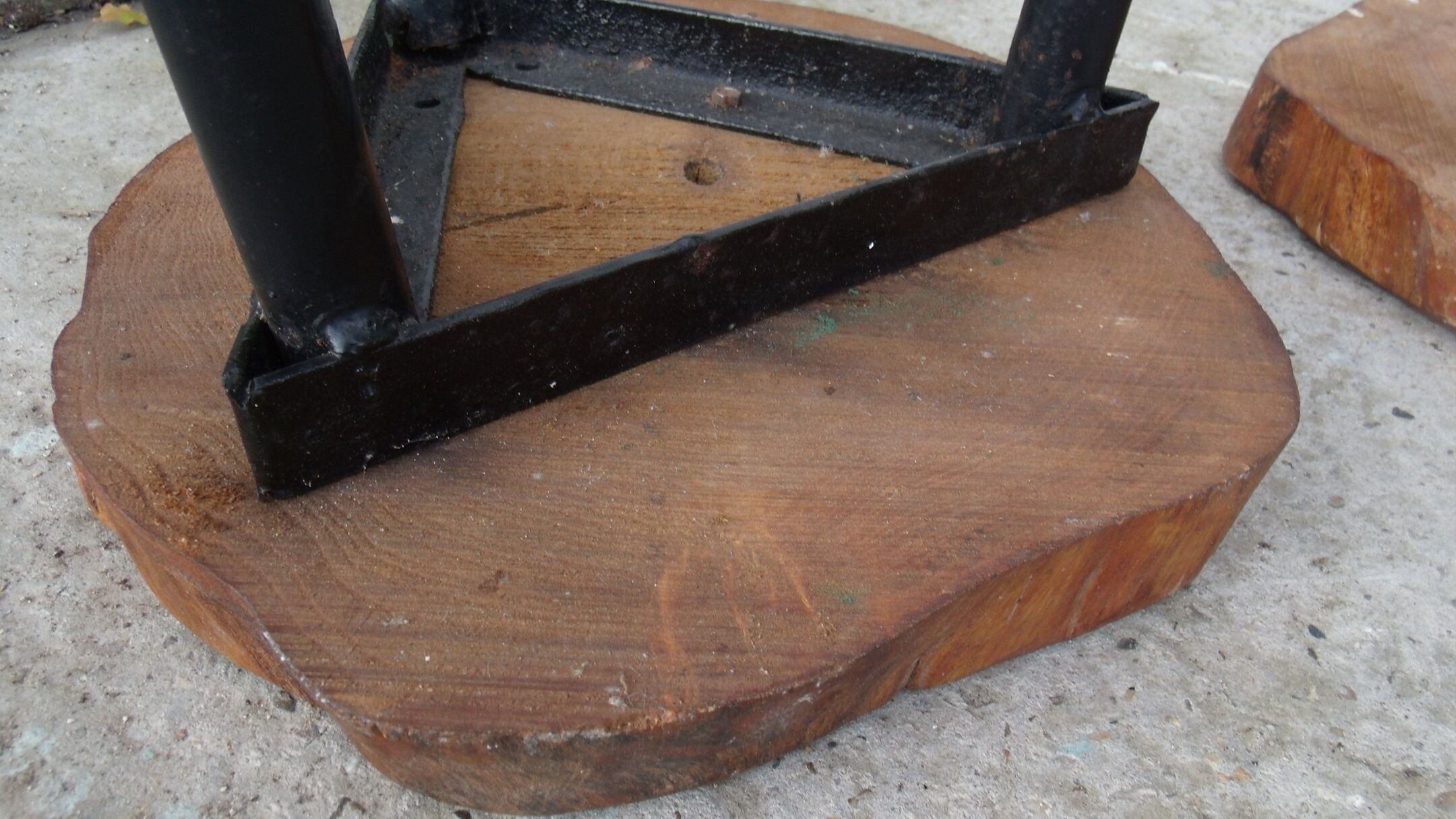 Pair of stools tripod in metal and wood log