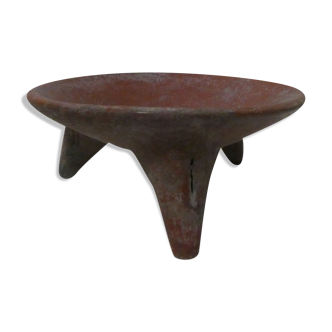 Ancient tripod bowl in terracotta pre-columbian art