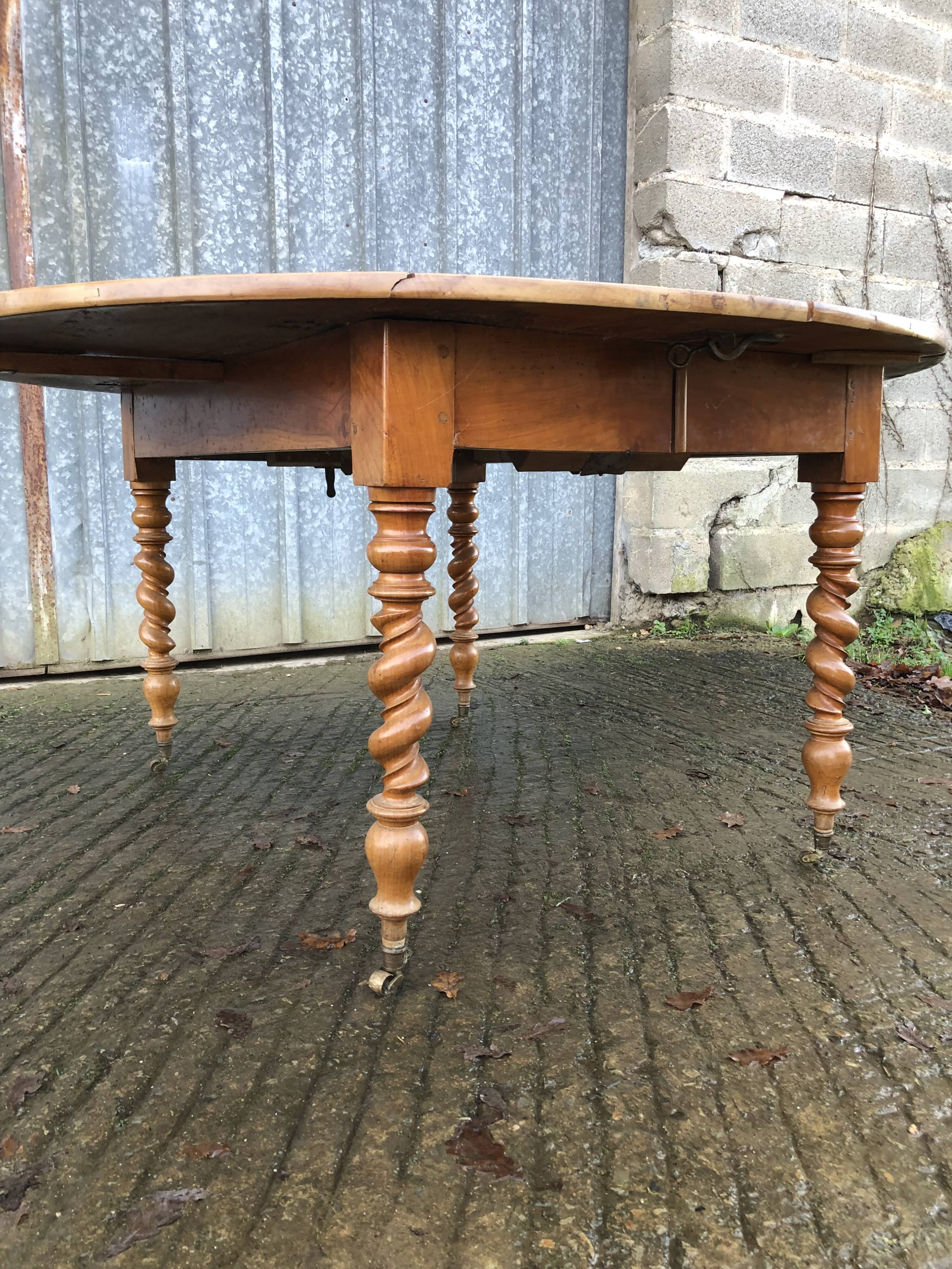 Round table in solid cherry wood, extendable with twisted legs, Louis Philippe style.