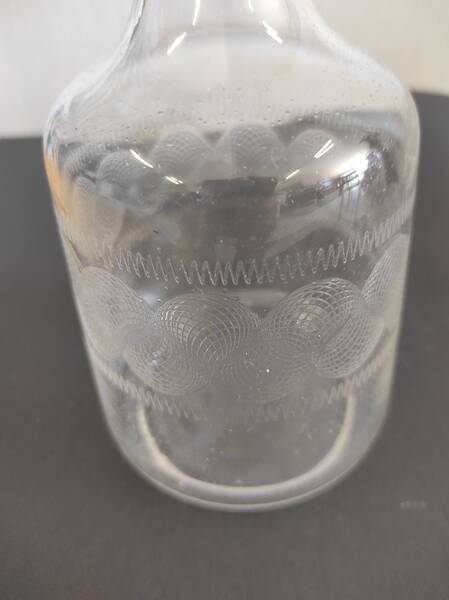 Carafe en verre moulé et gravé
