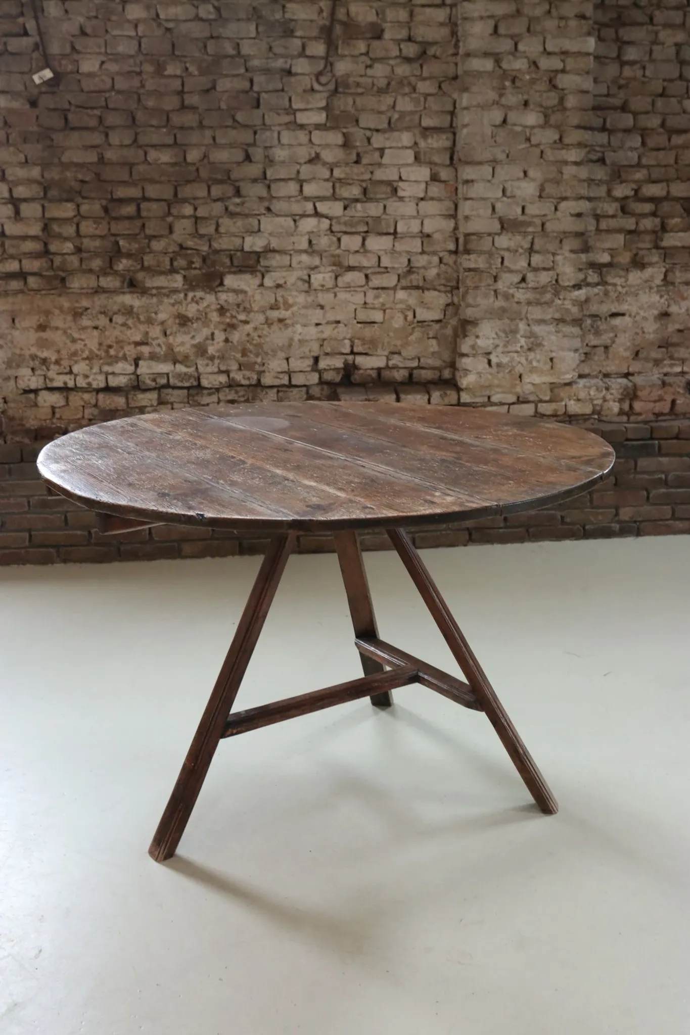 Large round pine three-legged table – cricket table, Ø 110 cm