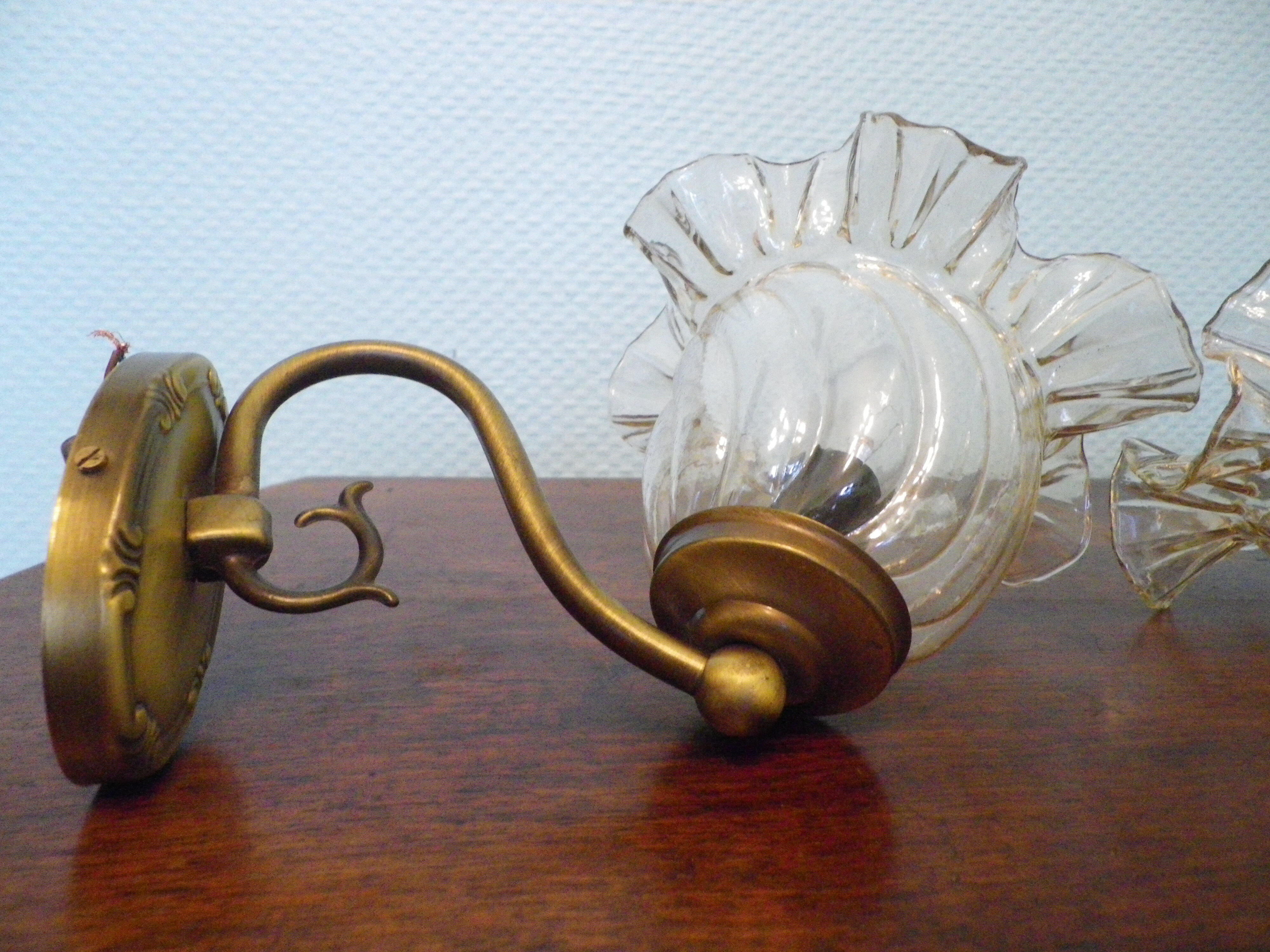 Wall lamps in gilded metal, verrine in the shape of amber glass corollas, 70s