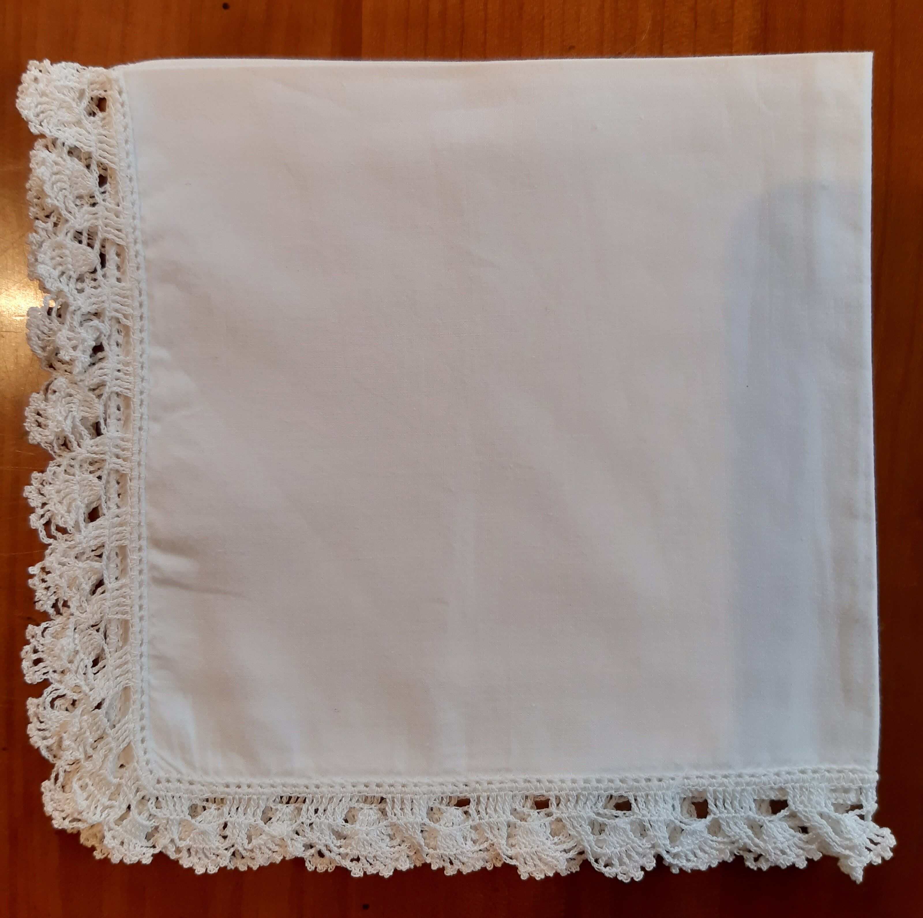 Napperon carré en coton blanc. Bordure au crochet fin, fait main. Années 50.