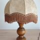 Lampe à poser en bois tourné et abat-jour en peau style parapluie