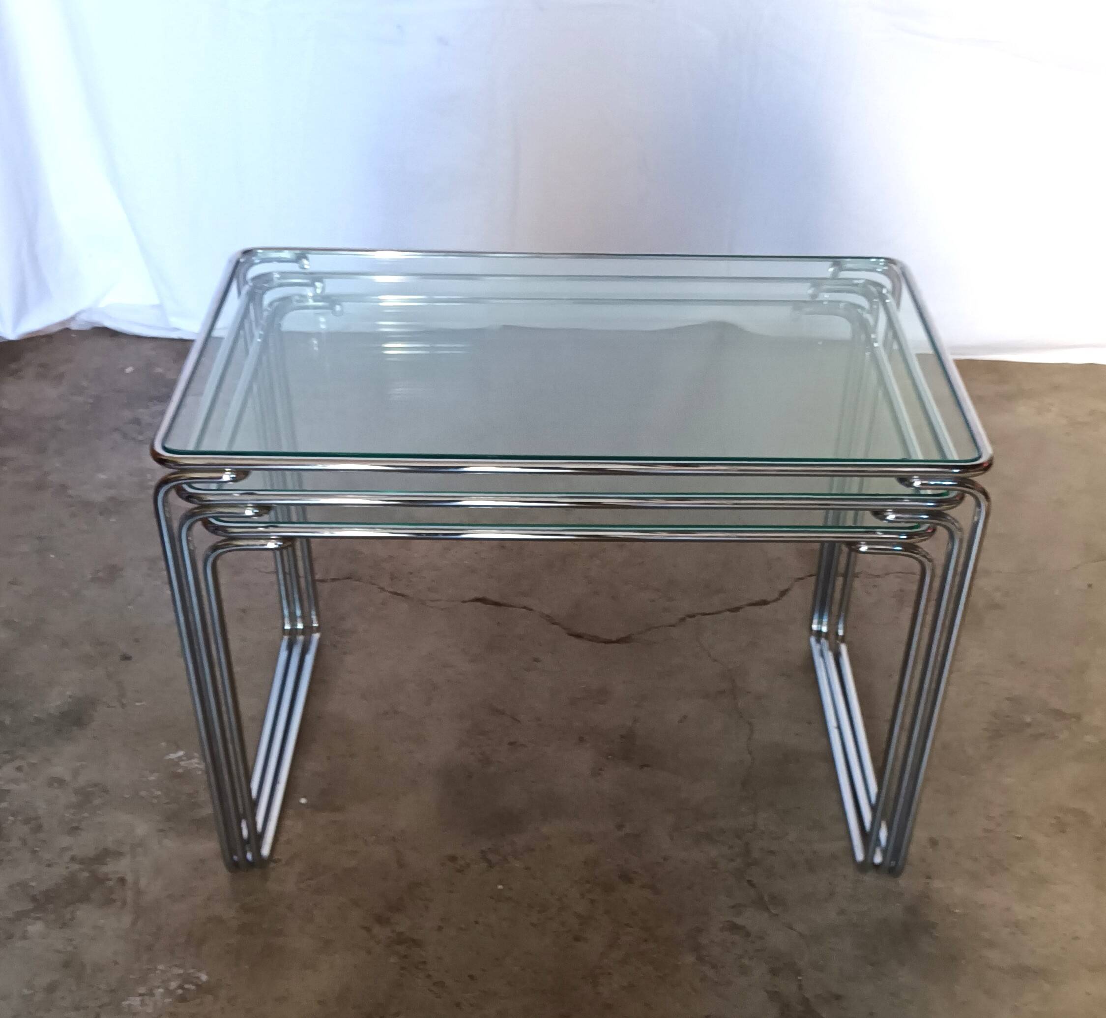3 nesting tables in chrome metal and glass, 1970s.