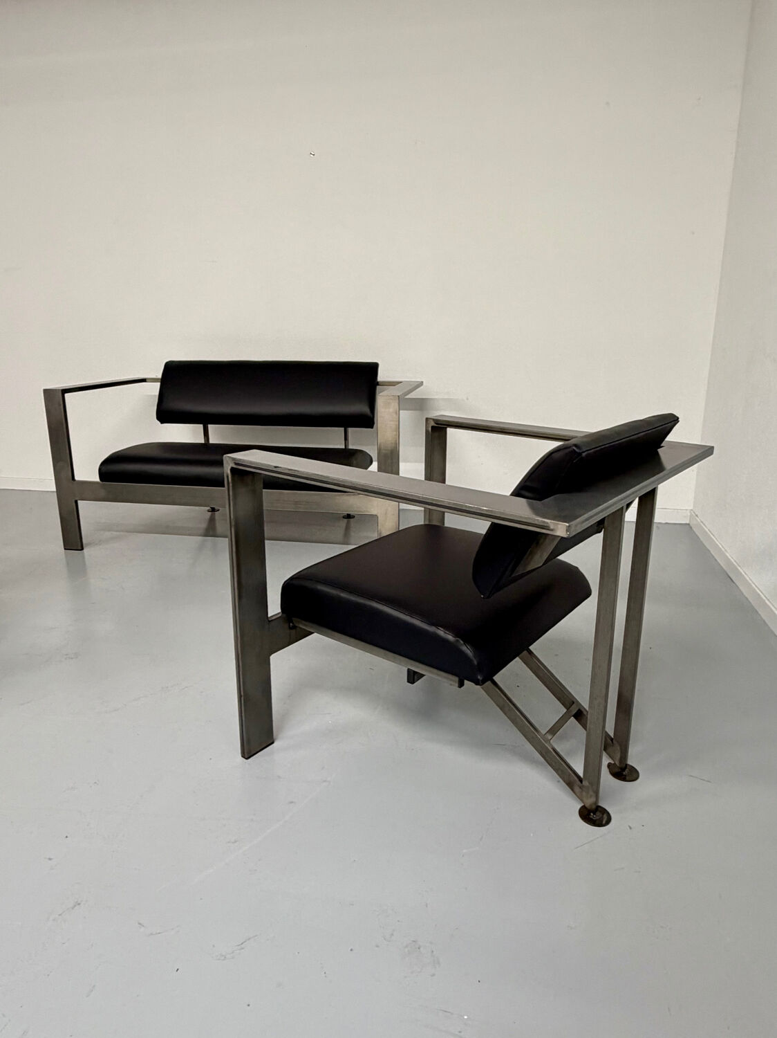 Salon brutaliste fauteuils simili métal design Karl Friedrich Forster