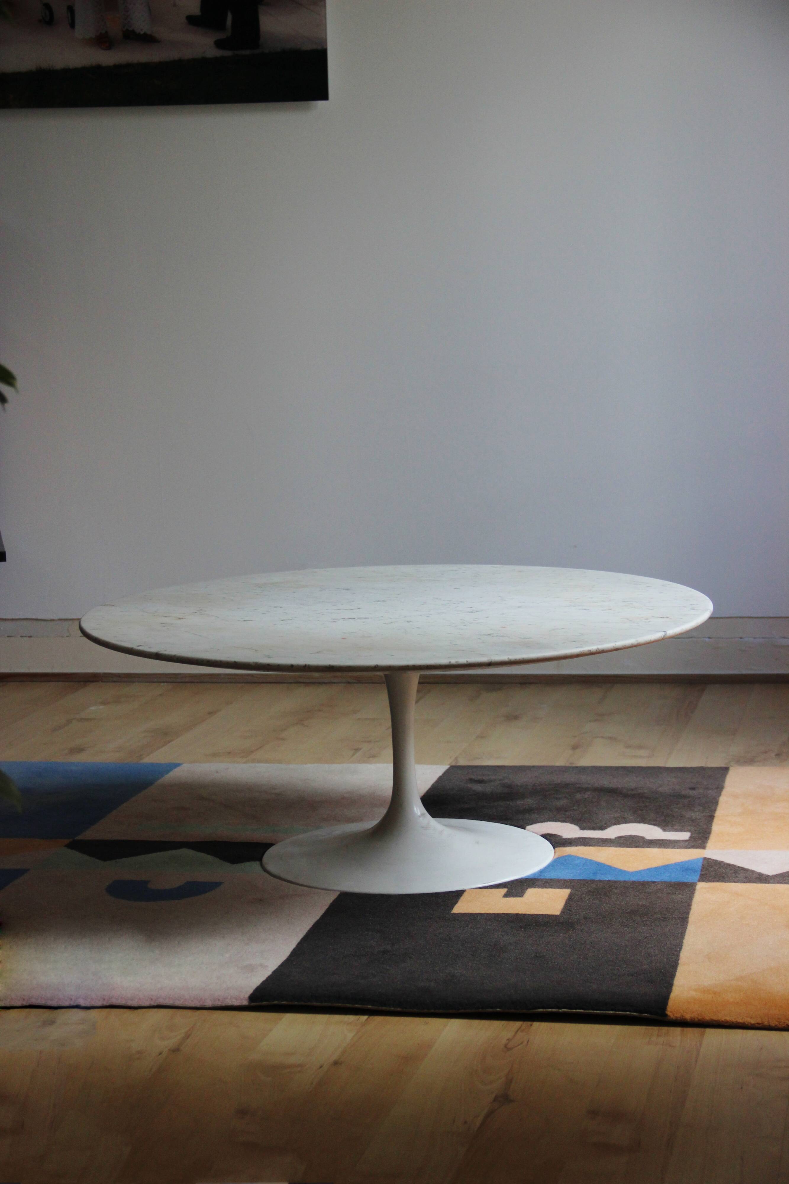 Round coffee table by Eero Saarinen for Knoll, Carrara marble
