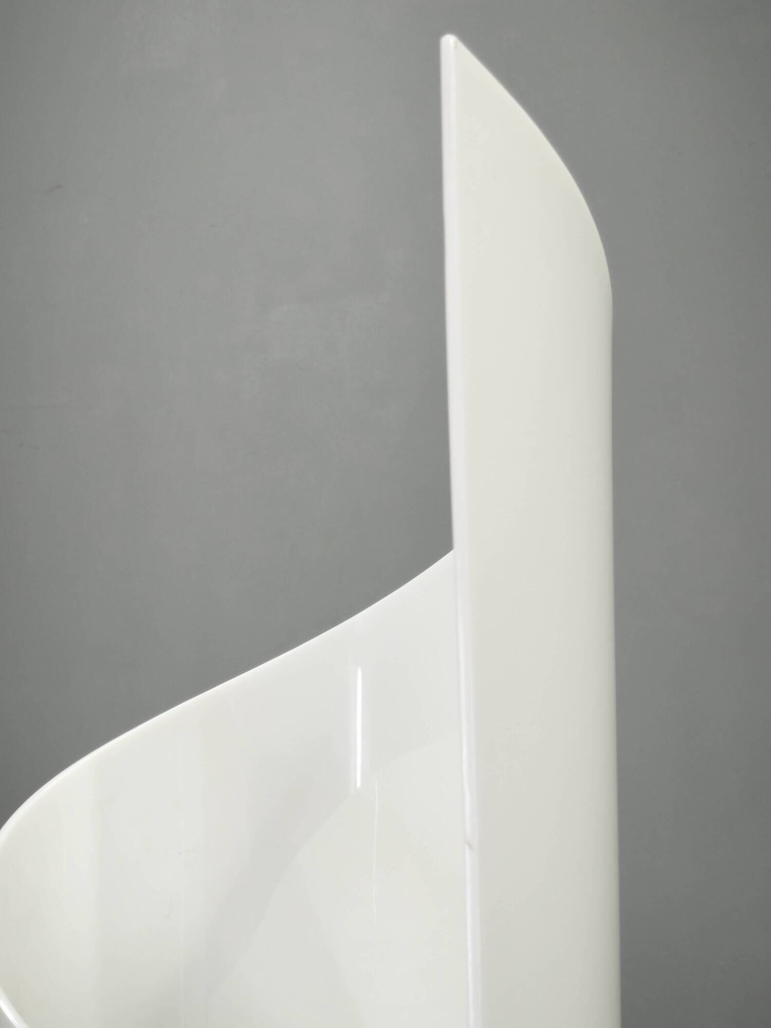 Lampadaire postmoderne sculptural en acrylique opalin, Italie années 1980