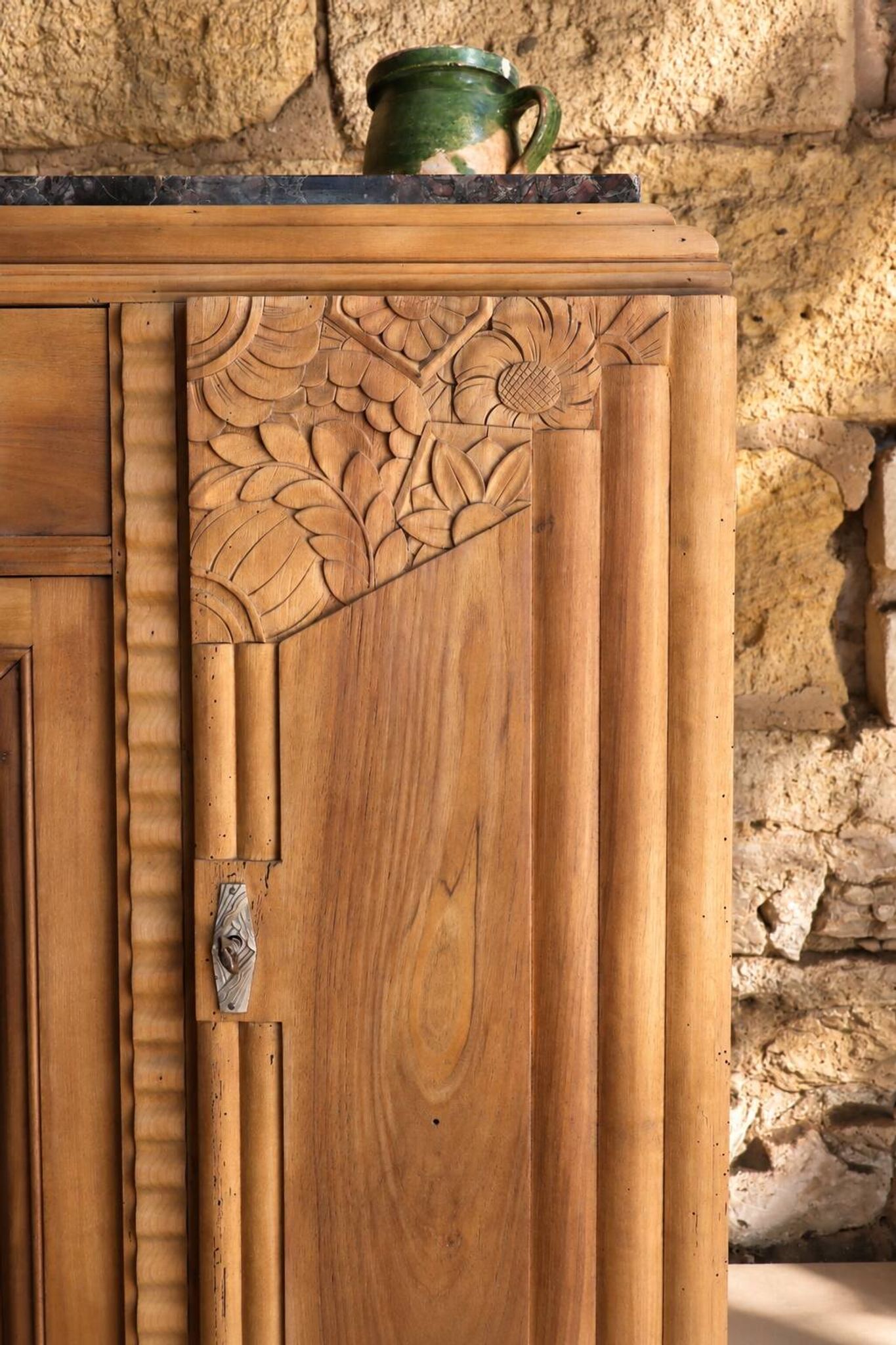 Art Deco buffet in carved walnut and black marble