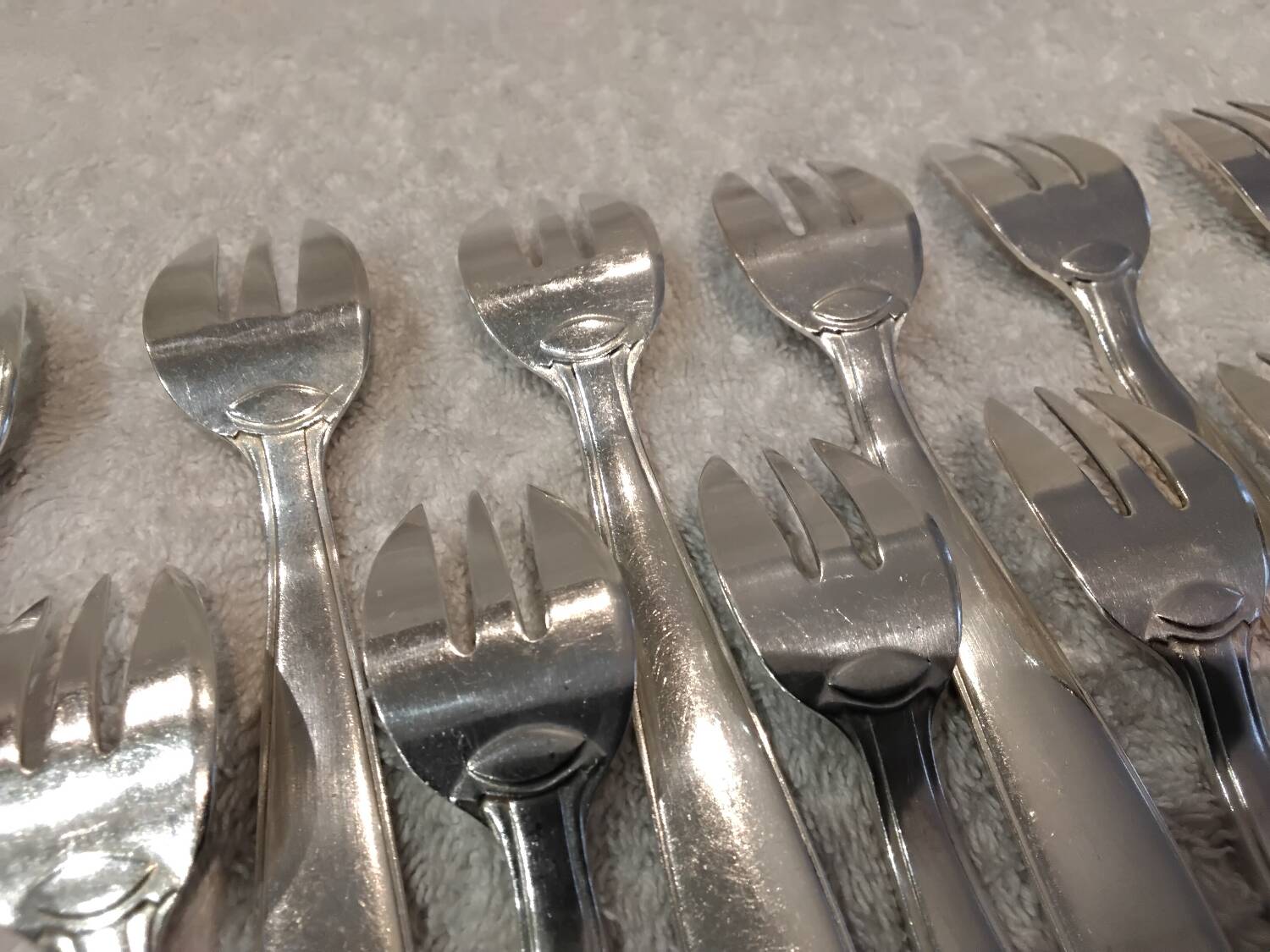 11 silver-plated oyster forks by Ercuis silversmiths, Chaumont pattern
