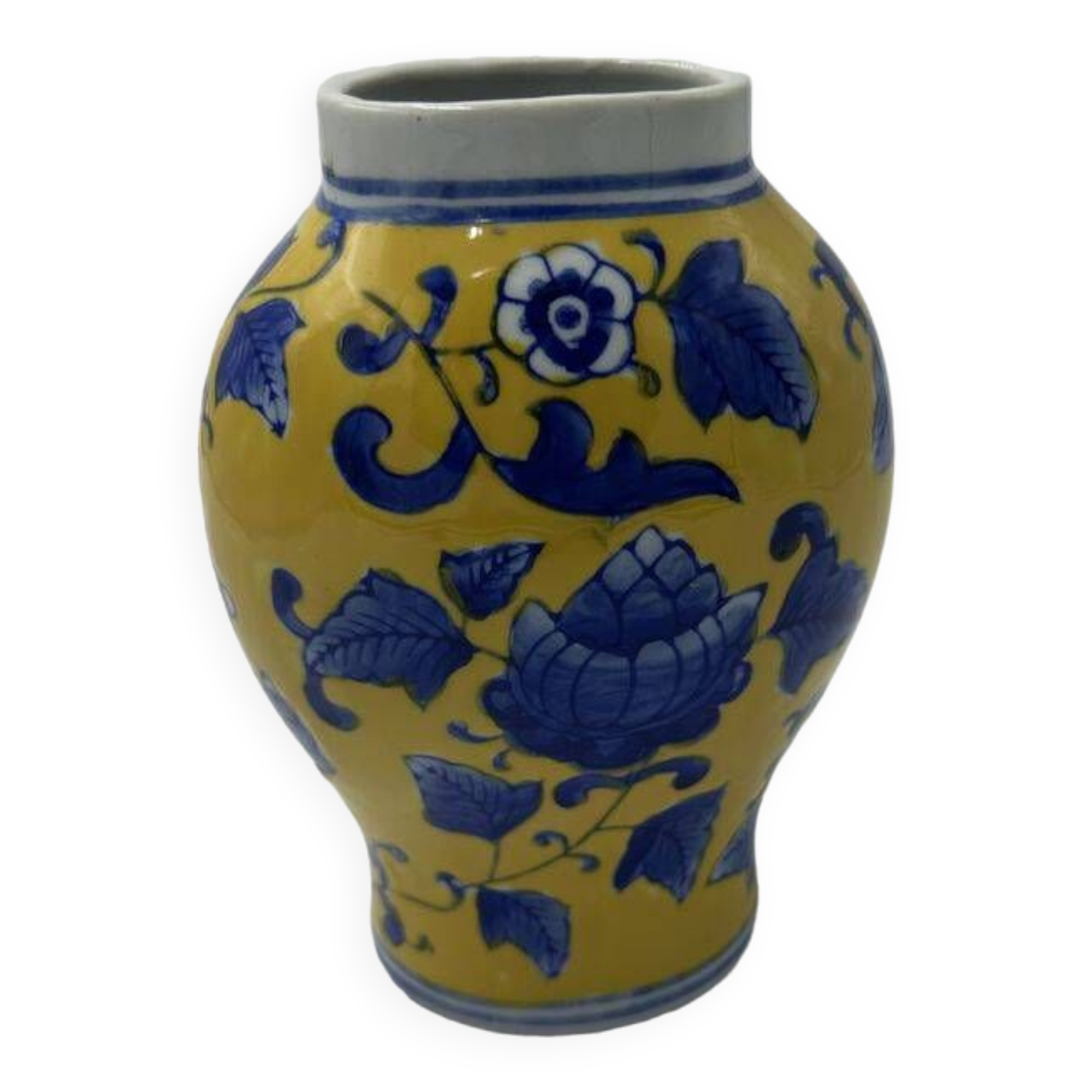 Yellow Chinese vase with blue patterns, 19th century