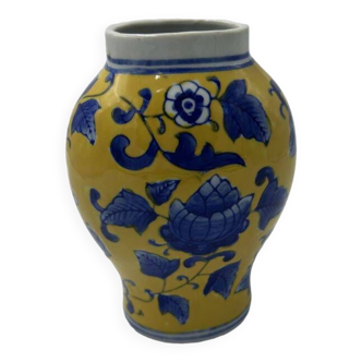 Yellow Chinese vase with blue patterns, 19th century