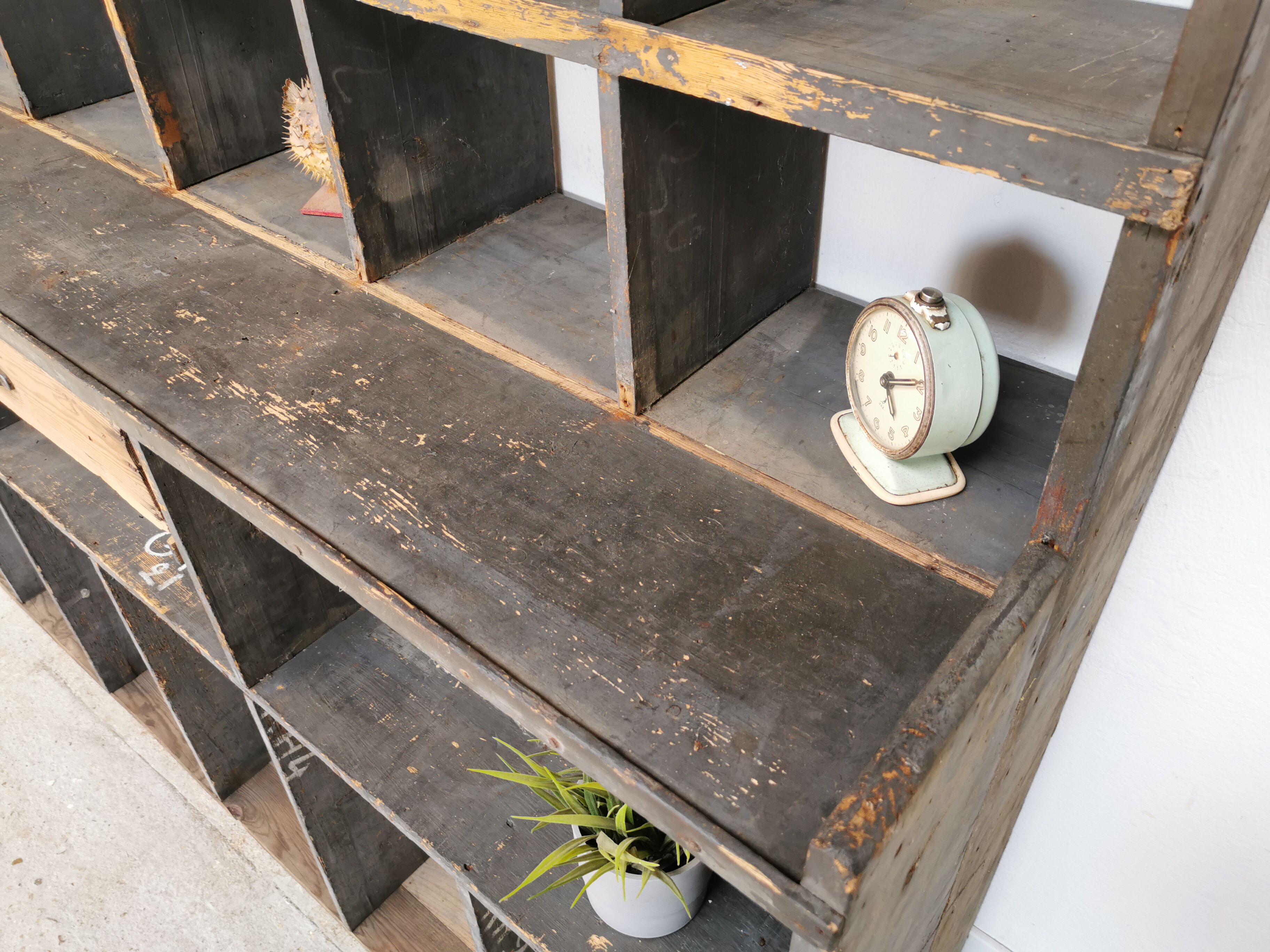 Meuble de métier à casiers bibliothèque