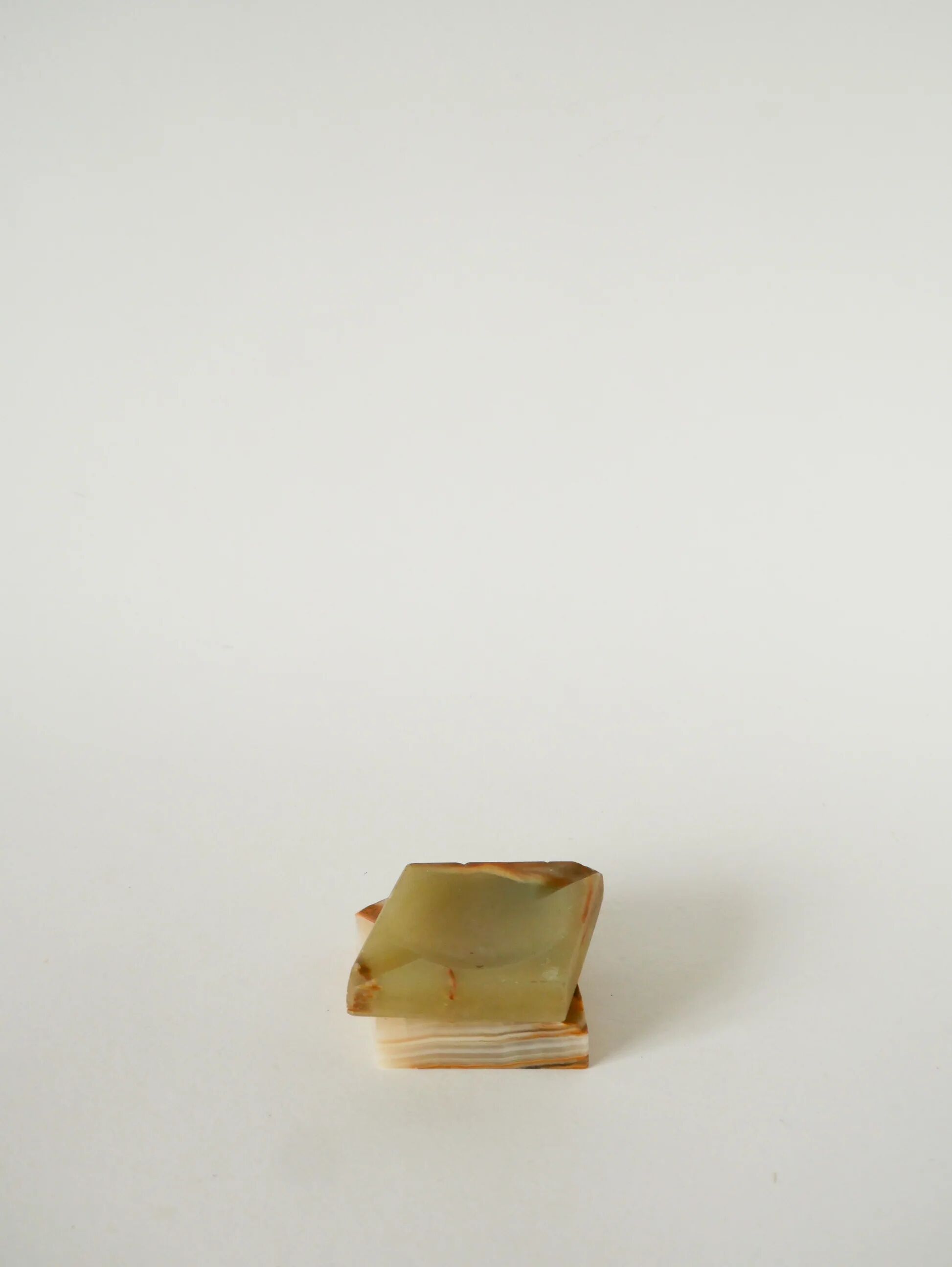 Vide-poche en onyx forme carreau vert et marron, 1970