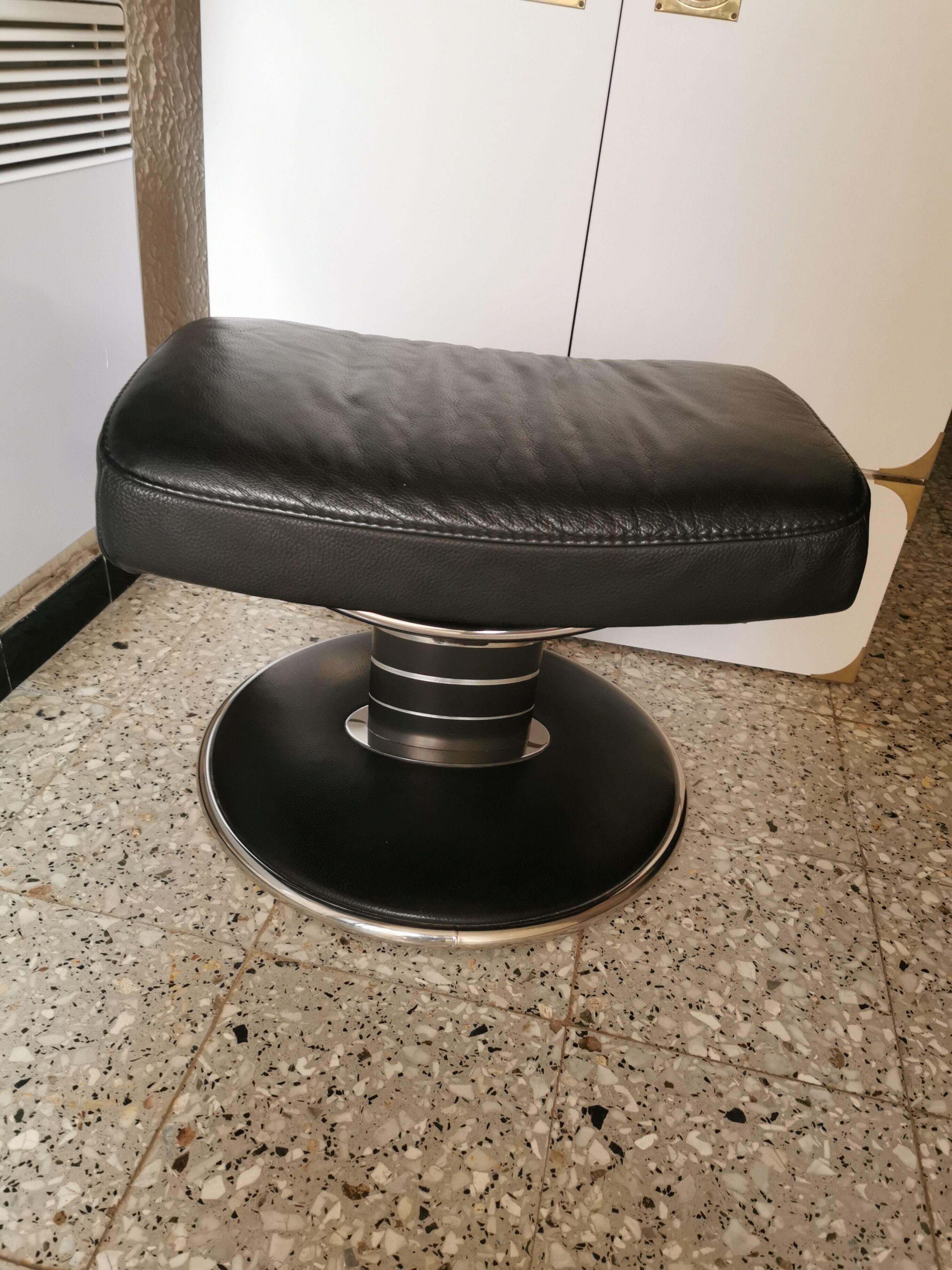 Stressless chair ekorness jazz grained leather and his foot rests