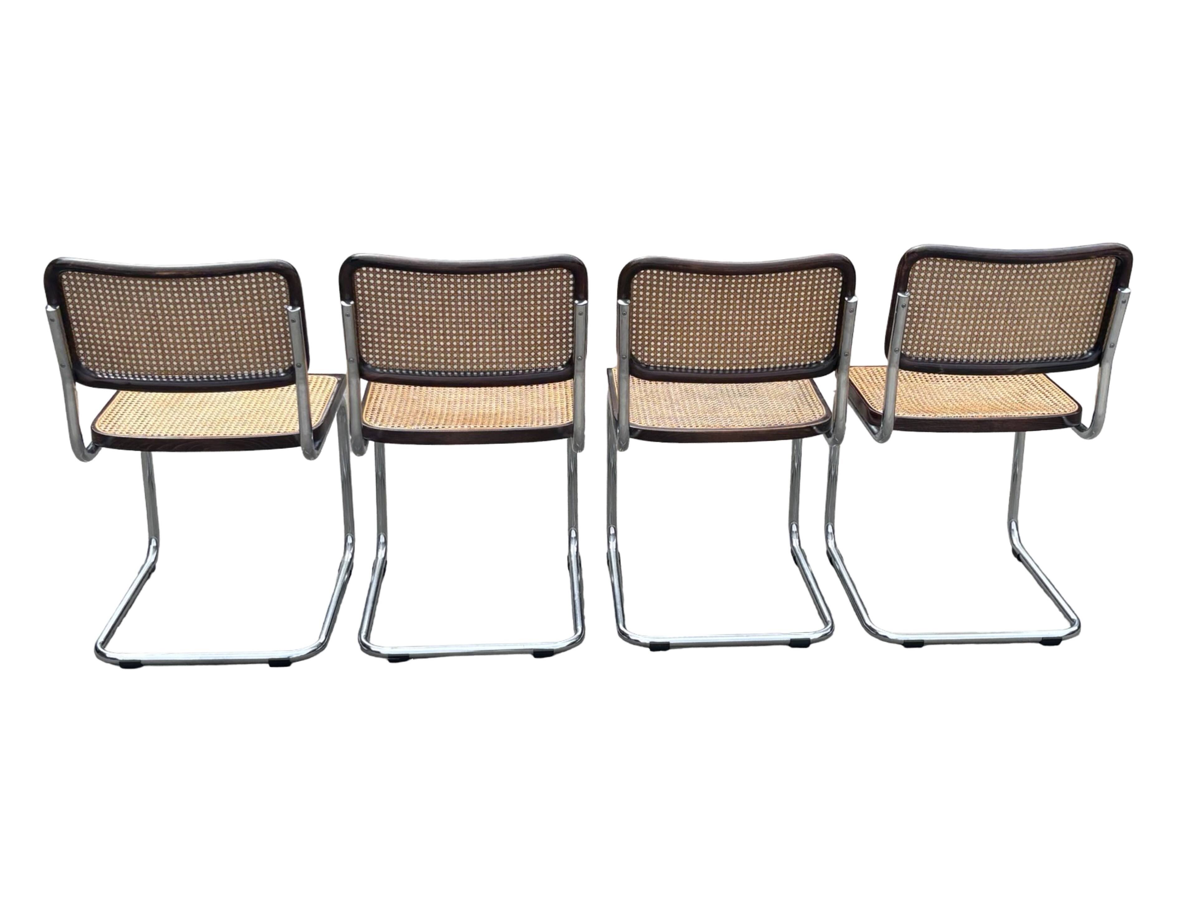 Ensemble de 4 chaises Cesca B32 conçues par Marcel Breuer, cadre marron foncé.