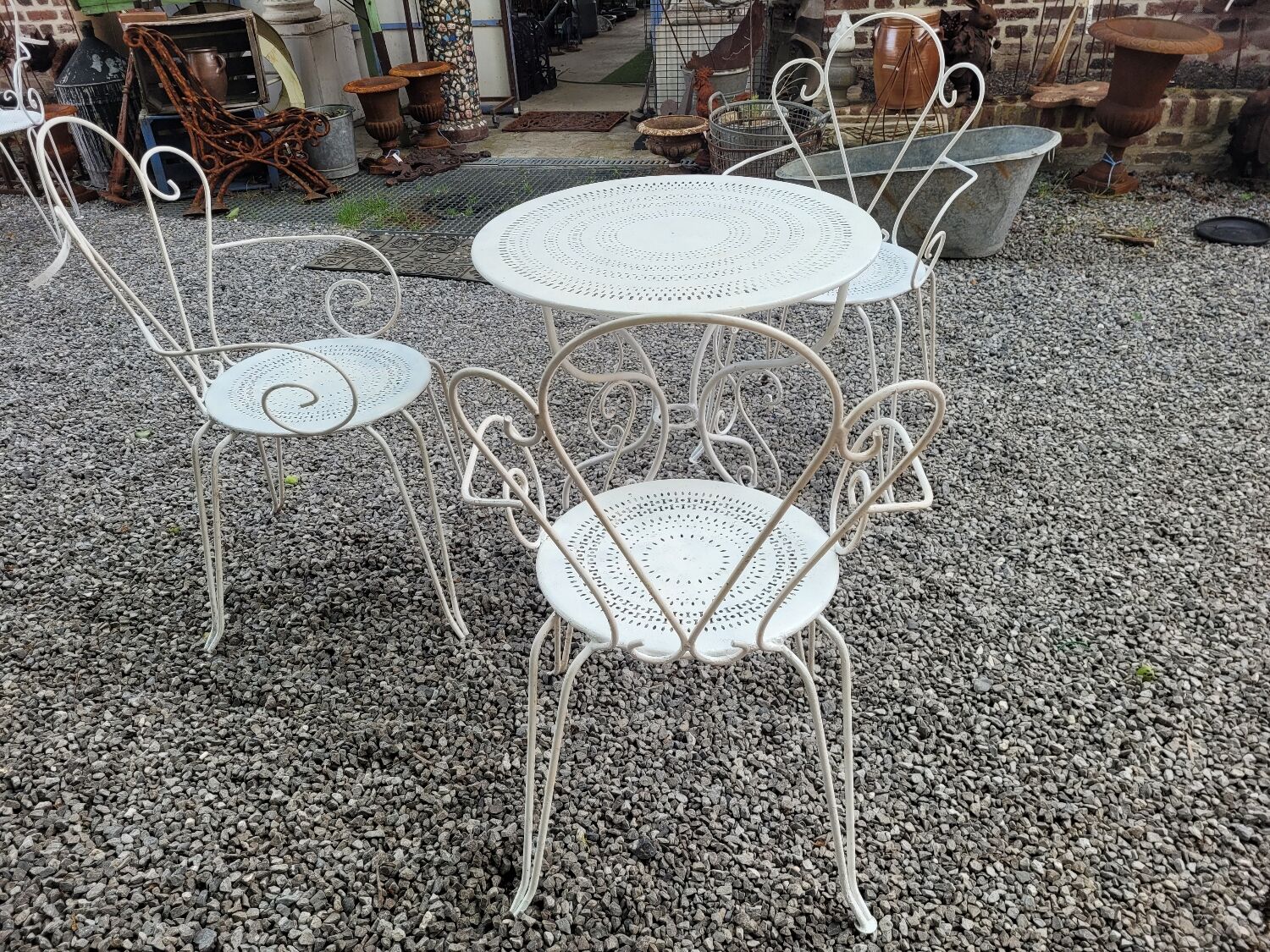 Ancien salon de jardin en fer forgé 3 fauteuils et table