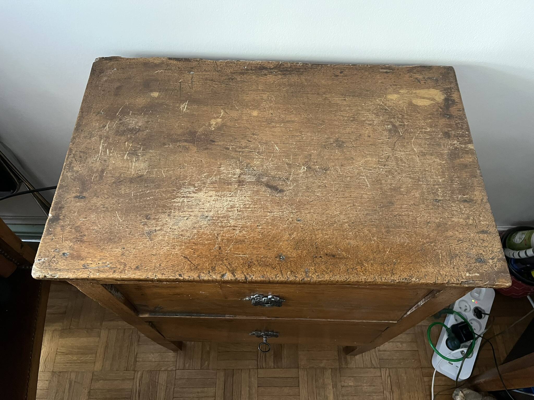 Table de chevet en bois massif d’origine fin du XVIIIe siècle (1780-1800)