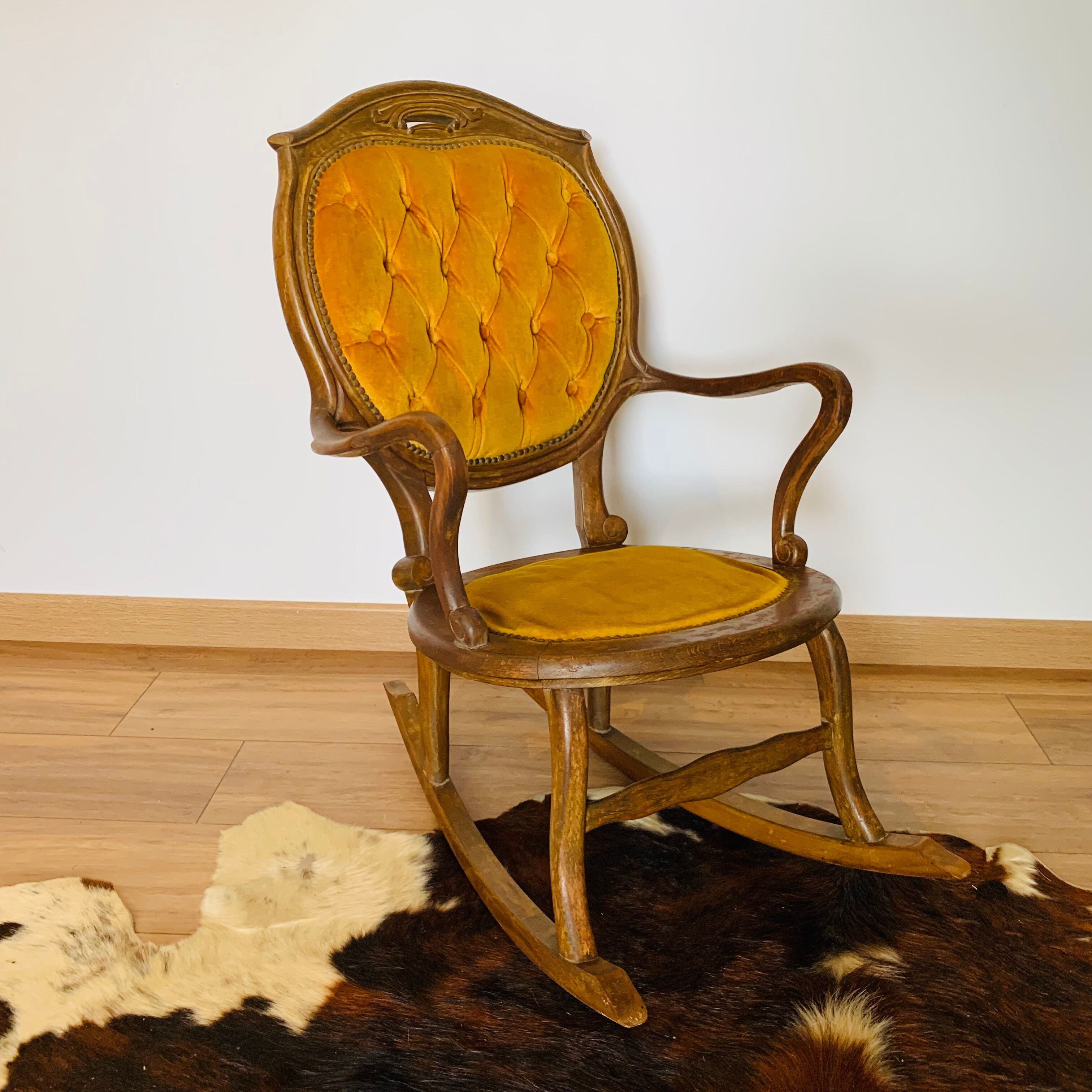 Rocking chair back medallion