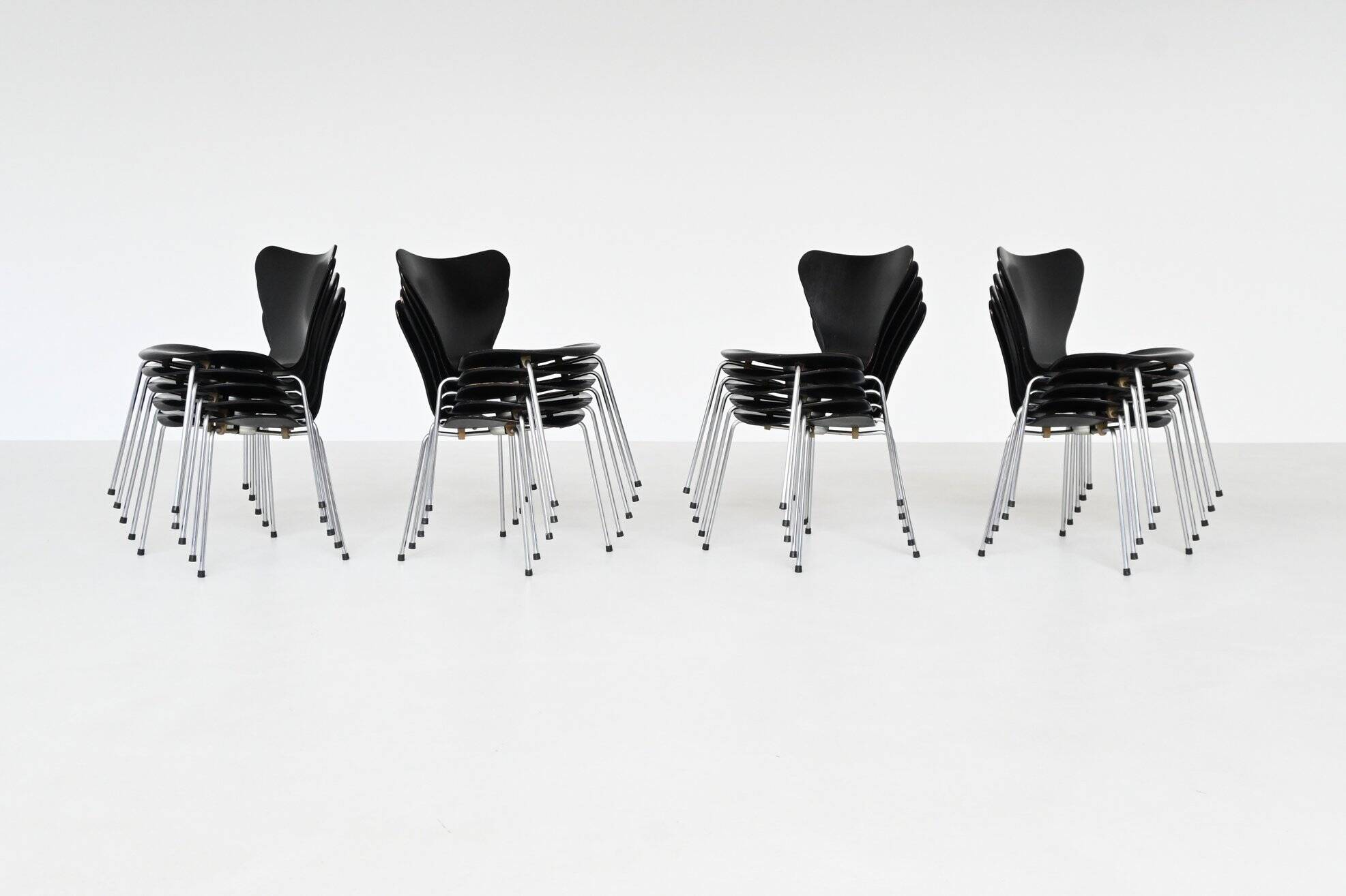 Arne Jacobsen 3107 'Butterfly' dining chairs Fritz  Hansen Denmark 1967