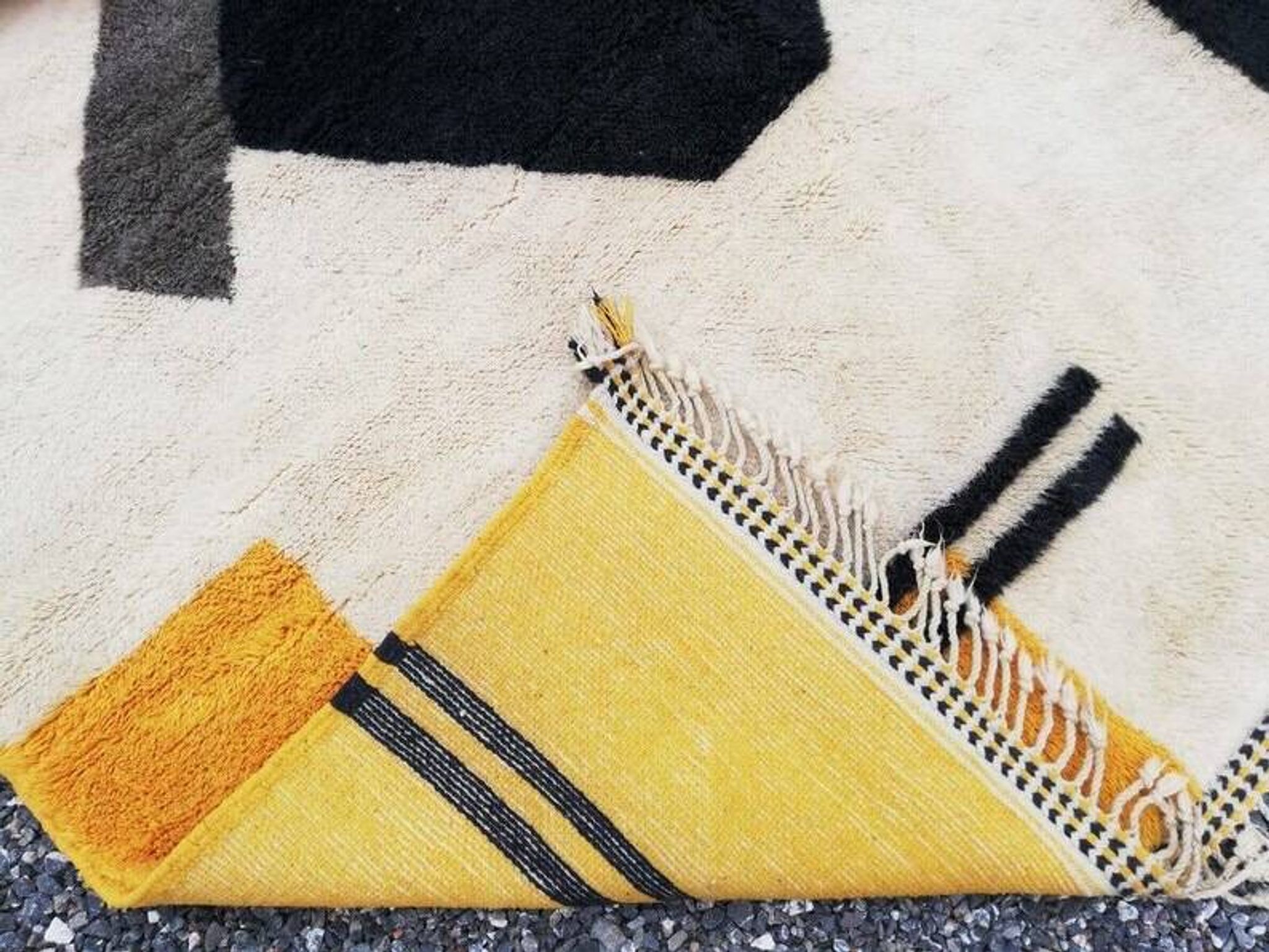 Handmade pure wool Beni Mrirt rug, size 150 x 250