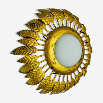 Applique soleil par Ferro Arte en métal, feuille d'or et verre opalin, Espagne, 1960