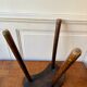 Tabouret tripode haut en bois massif
