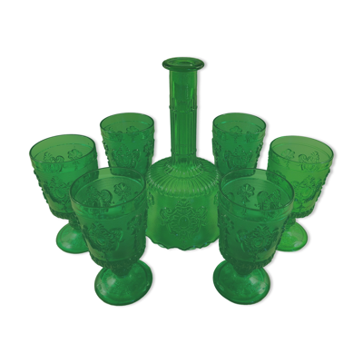 Anciens verres et carafe en verre moulé vintage