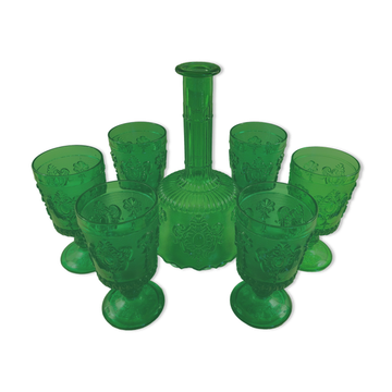Anciens verres et carafe en verre moulé vintage