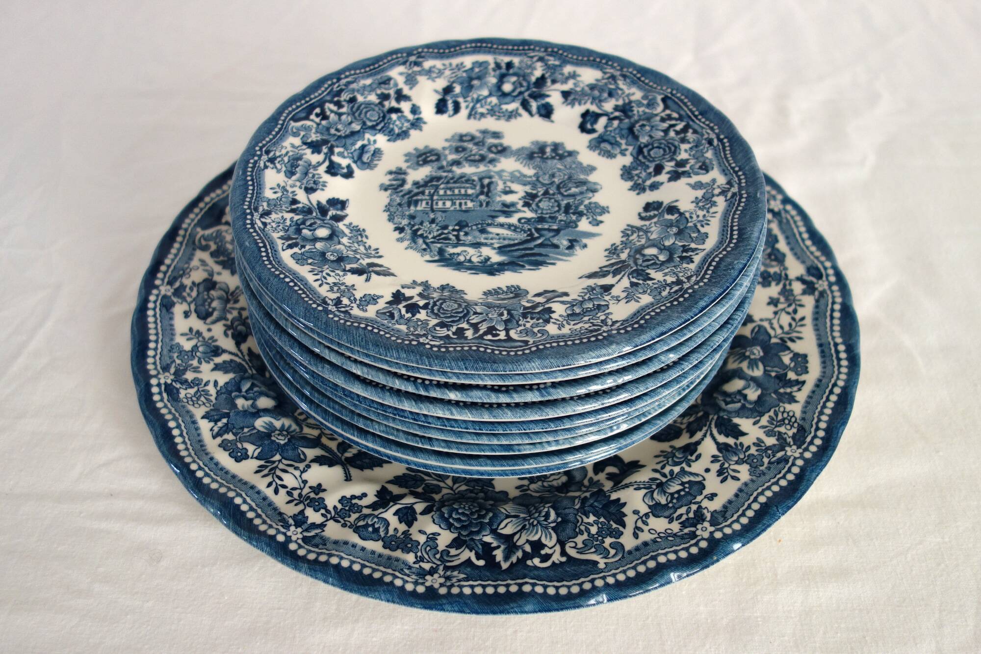 10 assiettes à dessert et plat Churchill The Georgian Collection  England